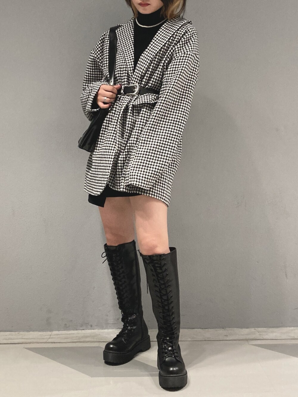「冬、きれいめカジュアル、大人かわいい、ワントーンコーデ、タイトスカート、大人ガーリー、ロングブーツ、ハイネック、オトナカジュアル」｜「WEGOのWEGO/【WEB限定】リブハイネックセーター（ニット/セーター、ブラック系）」を使った、yamさん（レディース・154cm）の冬コーディネートの1枚目の写真