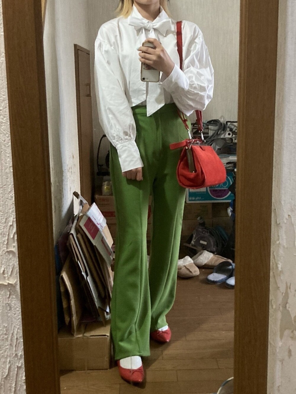 「これが私をアゲる服、大人カジュアル、パンツスタイル、きれいめカジュアル、バレエシューズ、ガーリー、カラーパンツ、ショルダーバッグ、フレアパンツ、ボリューム袖」｜「WCのWC/リボン付き長袖シャツ（シャツ/ブラウス、ホワイト系）」を使った、yamさん（レディース・154cm）の春コーディネートの1枚目の写真