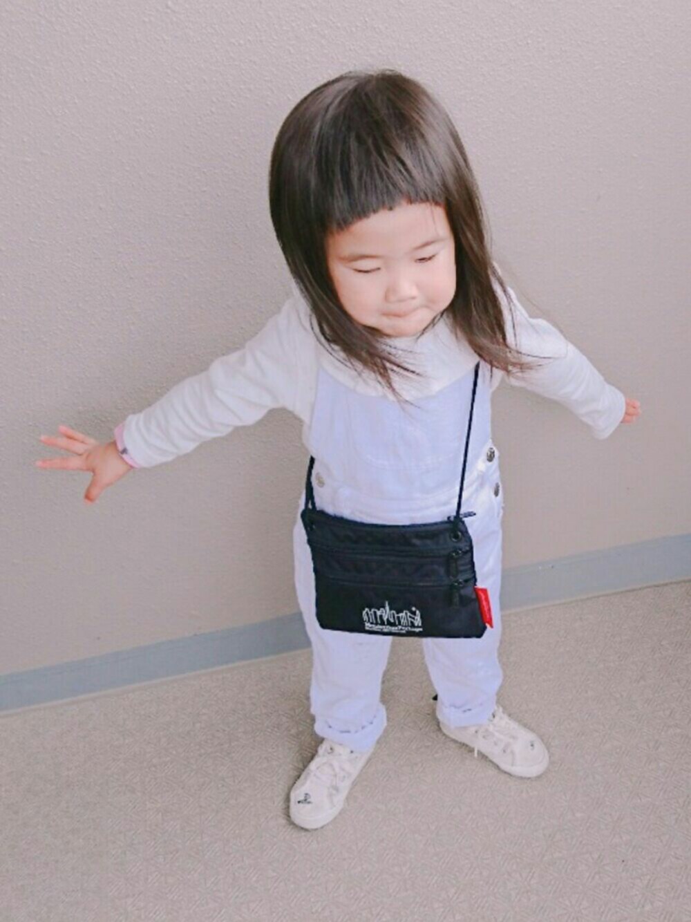 「ホワイト、オールホワイト、サロペット、ロールアップ、ピエロ襟、Manhattan Portage、ショルダーバッグ、ZARA KIDS、キャンパススニーカー、オールインワン」｜「韓国子供服のアイテム（つなぎ/オールインワン、ホワイト系）」を使った、min-minさん（キッズ・90cm）の春コーディネートの1枚目の写真