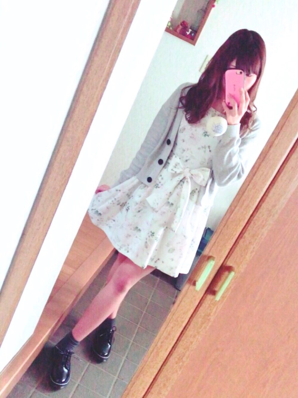 「LOWRYS FARMのリリーヤーンショートカーディガン（トップス、グレー系）」を使った、r   さん（レディース・165cm）の春コーディネートの1枚目の写真