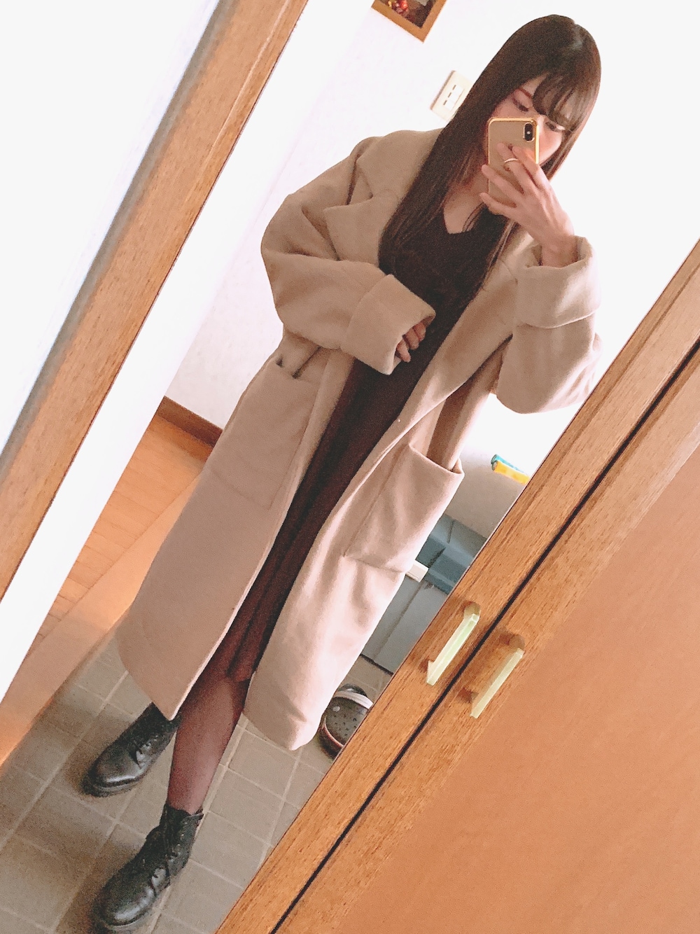 「EMODAのローカラーモッサマキシコート（チェスターコート、ベージュ系）」を使った、r   さん（レディース・165cm）の冬コーディネートの1枚目の写真