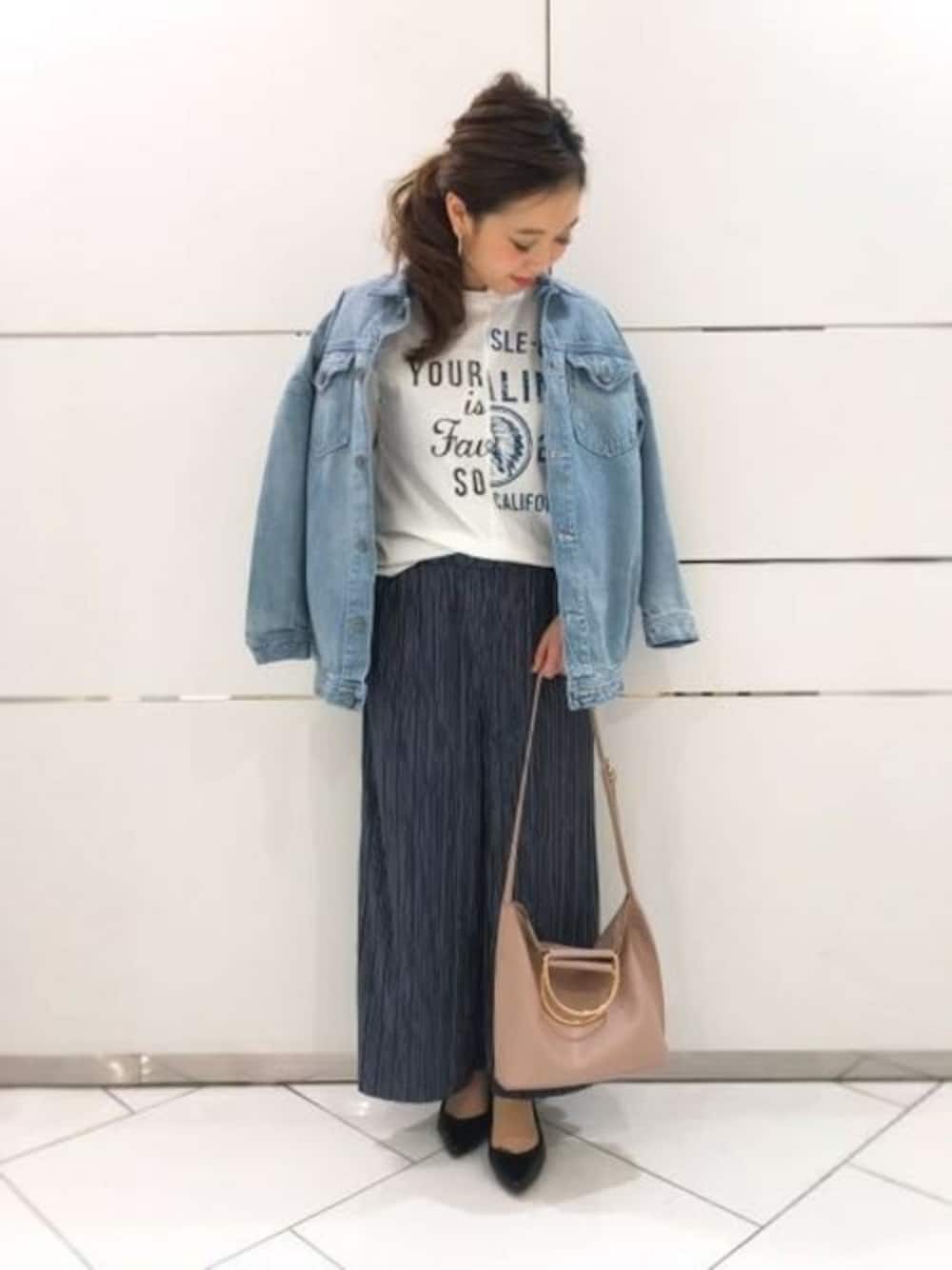 「JEANASiS、ジーナシス、Gジャン、ワイドパンツ、バレエシューズ、プリントT、オトナカジュアル」｜「JEANASISのリメイクプリントTEE/749212（Tシャツ/カットソー、ホワイト系）」を使った、JEANASIS 和歌山ミオ店STAFFさん（レディース・160cm）の春コーディネートの1枚目の写真