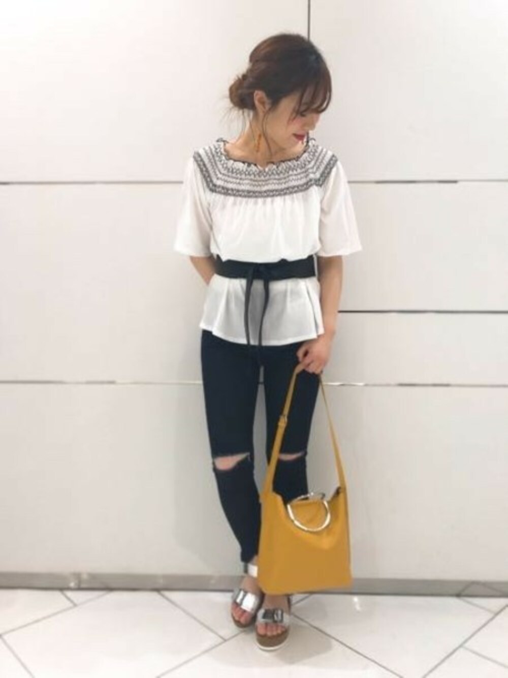「イエロー、刺繍、JEANASiS、ジーナシス、チュニック、サンダル、スキニーデニム、クラッシュデニム、夏コーデ」｜「JEANASISのスモッキングプルオーバーSS/761205（Tシャツ/カットソー、ホワイト系）」を使った、JEANASIS 和歌山ミオ店STAFFさん（レディース・160cm）の夏コーディネートの1枚目の写真