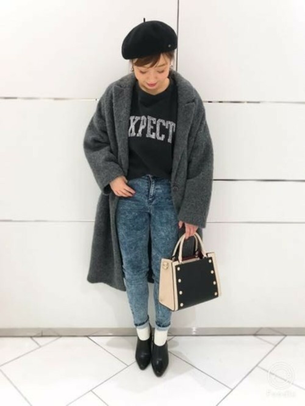 「カジュアル、チェスターコート、JEANASiS、ジーナシス、ロゴスウェット、ケミカルウォッシュ、スキニーデニム、オトナカジュアル」｜「JEANASISのシャギーロングチェスターコート/760144（チェスターコート、グレー系）」を使った、JEANASIS 和歌山ミオ店STAFFさん（レディース・160cm）の冬コーディネートの1枚目の写真