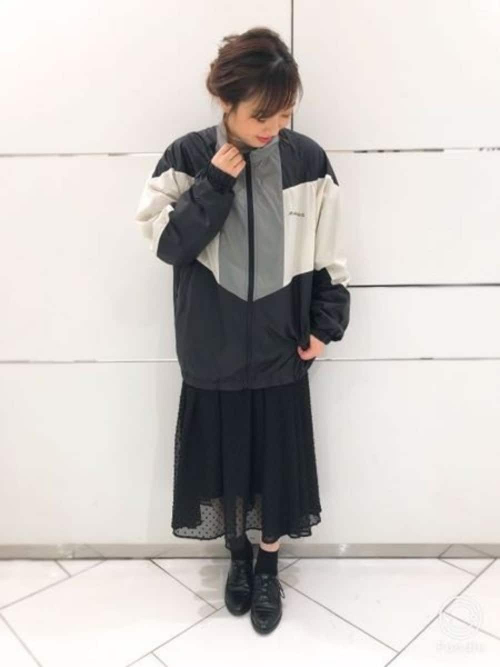 「ブルゾン、フレアスカート、ドット、JEANASiS、モノトーン、ジーナシス、スポーツミックス、マニッシュシューズ、オトナカジュアル」｜「JEANASISのアスレチックブルゾン/778907（ブルゾン、ブラック系）」を使った、JEANASIS 和歌山ミオ店STAFFさん（レディース・160cm）の冬コーディネートの1枚目の写真
