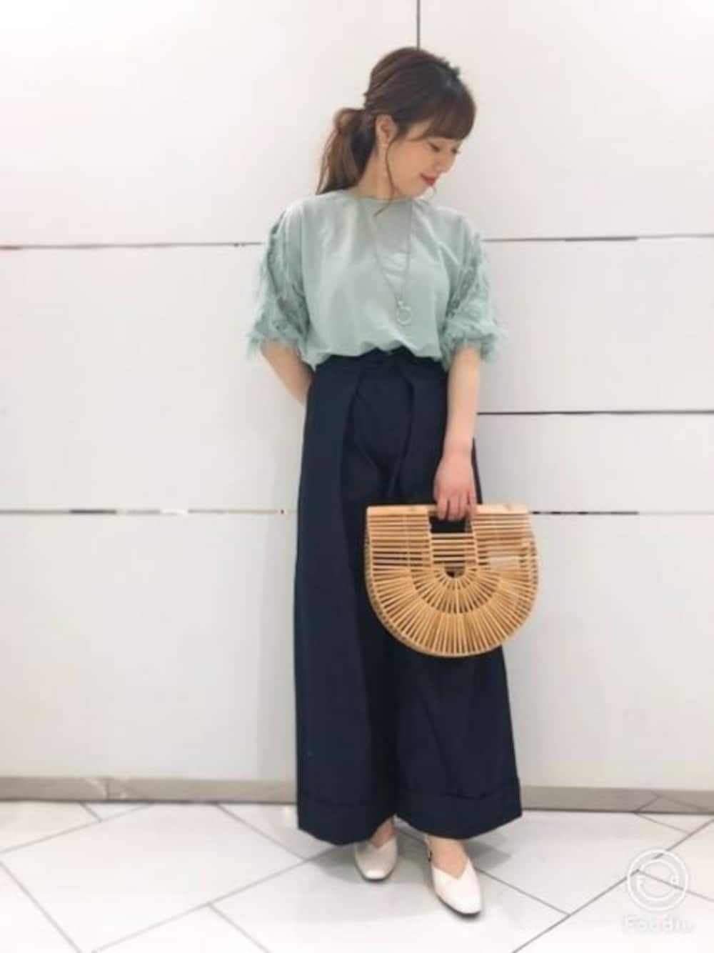 「JEANASiS、ジーナシス、フリンジ、ワイドパンツ、ミントグリーン、かごバッグ、バギーパンツ、バンブーバック、ボリューム袖」｜「JEANASISのソデフリンジSS/790240（Tシャツ/カットソー、グリーン系）」を使った、JEANASIS 和歌山ミオ店STAFFさん（レディース・160cm）の春コーディネートの1枚目の写真