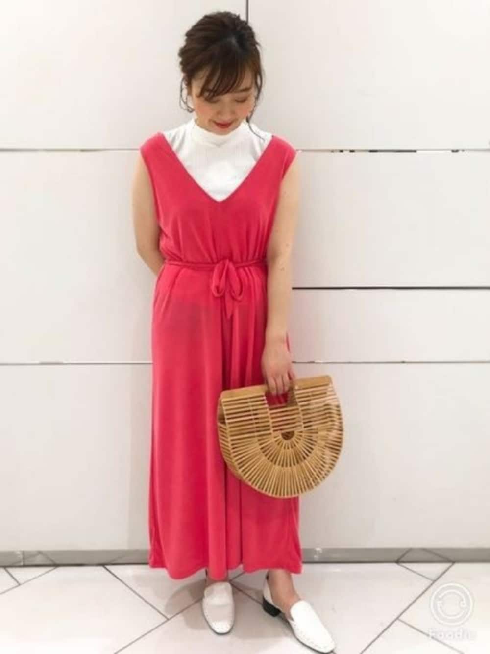 「サロペット、レッド、Vネック、JEANASiS、ジーナシス、リラックススタイル、かごバッグ、春コーデ、デザイン、ハイネックトップス」｜「JEANASISのサンドウォッシュVサロペ/796177（サロペット/オーバーオール、レッド系）」を使った、JEANASIS 和歌山ミオ店STAFFさん（レディース・160cm）の春コーディネートの1枚目の写真
