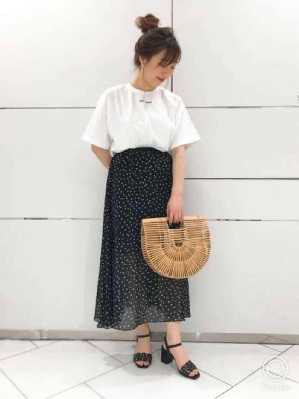 「スカート、Tシャツ、ドット、JEANASiS、ジーナシス、シフォン、サンダル、プリントT、スリット」｜「JEANASISのミニロゴショートTEE/795377（Tシャツ/カットソー、ホワイト系）」を使った、JEANASIS 和歌山ミオ店STAFFさん（レディース・160cm）の春コーディネートの1枚目の写真