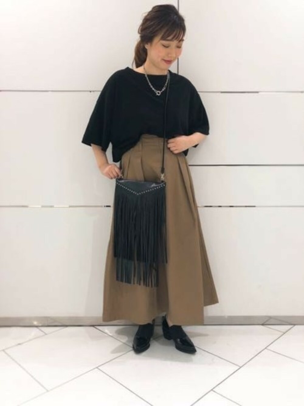 「ブラック、ベージュ、Tシャツ、JEANASiS、ジーナシス、ロングスカート、フリンジバッグ、ショート丈トップス、チノスカート、universaloverall」｜「JEANASISのハイネックポケショートSS/802711（Tシャツ/カットソー、ブラック系）」を使った、JEANASIS 和歌山ミオ店STAFFさん（レディース・160cm）の夏コーディネートの1枚目の写真