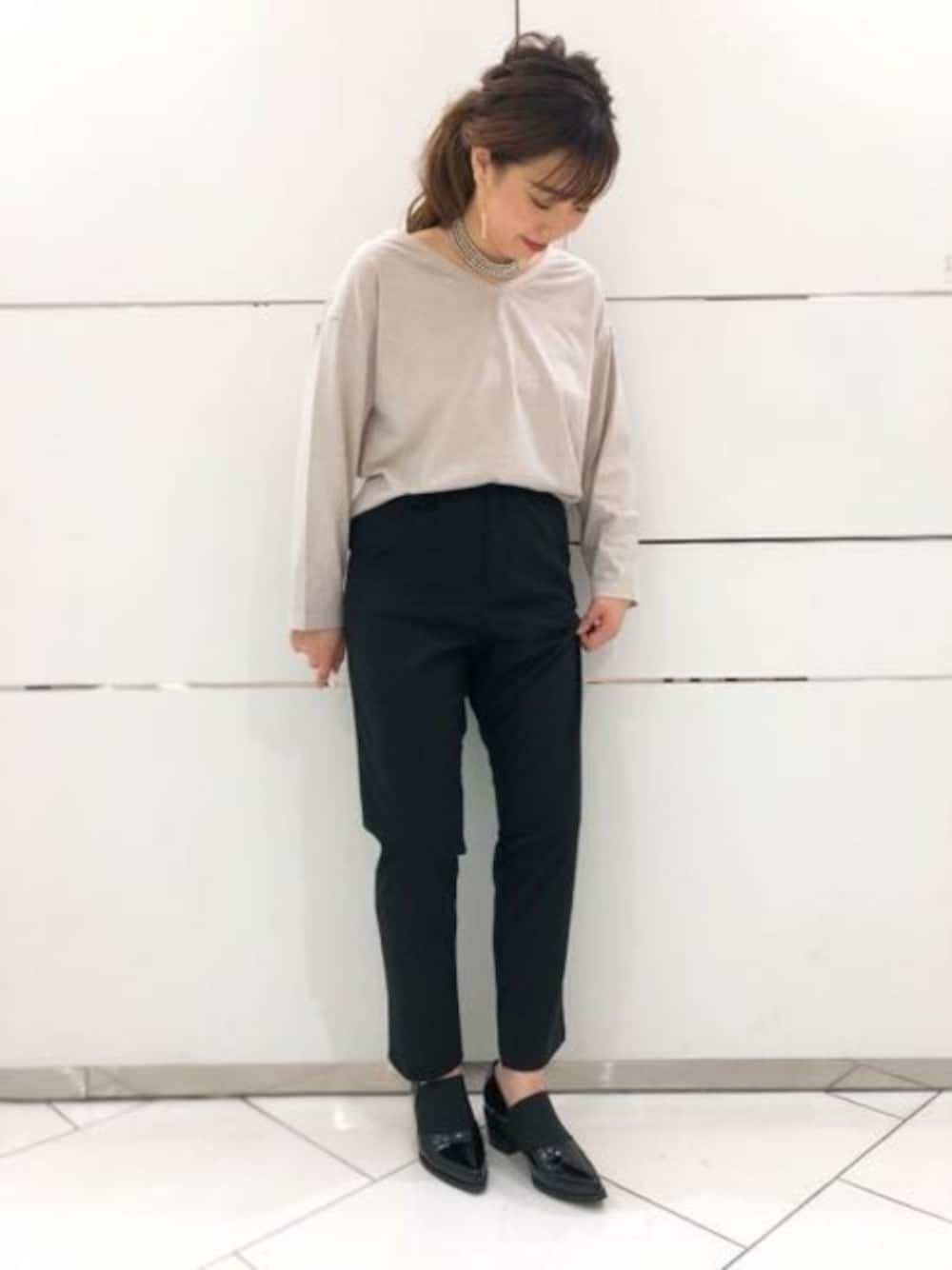 「テーパードパンツ、カットソー、カジュアル、Tシャツ、JEANASiS、モノトーン、ジーナシス、パンツスタイル、デザイントップス」｜「JEANASISのウシロネジリカットプルオーバー/812549（Tシャツ/カットソー、ベージュ系）」を使った、JEANASIS 和歌山ミオ店STAFFさん（レディース・160cm）の秋コーディネートの1枚目の写真