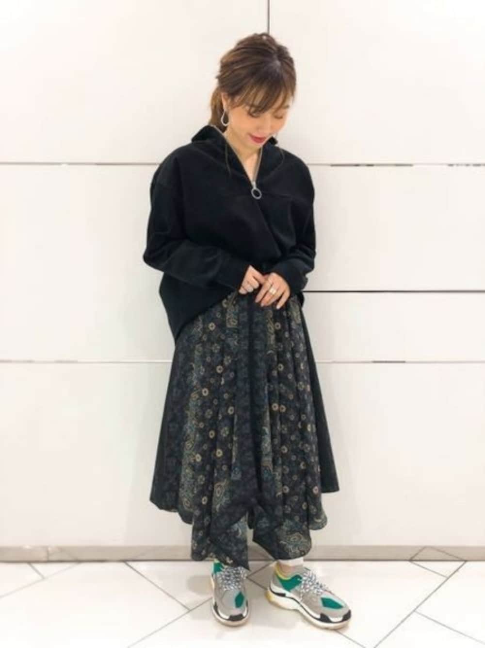 「コーデュロイ、ブーツ、秋のコーデ、JEANASiS、ジーナシス、スカーフ、大人カジュアル、ロングスカート、ジップアップ」｜「JEANASISのコーデュロイZIPBIGシャツ/812112（シャツ/ブラウス、ブラック系）」を使った、JEANASIS 和歌山ミオ店STAFFさん（レディース・160cm）の秋コーディネートの1枚目の写真