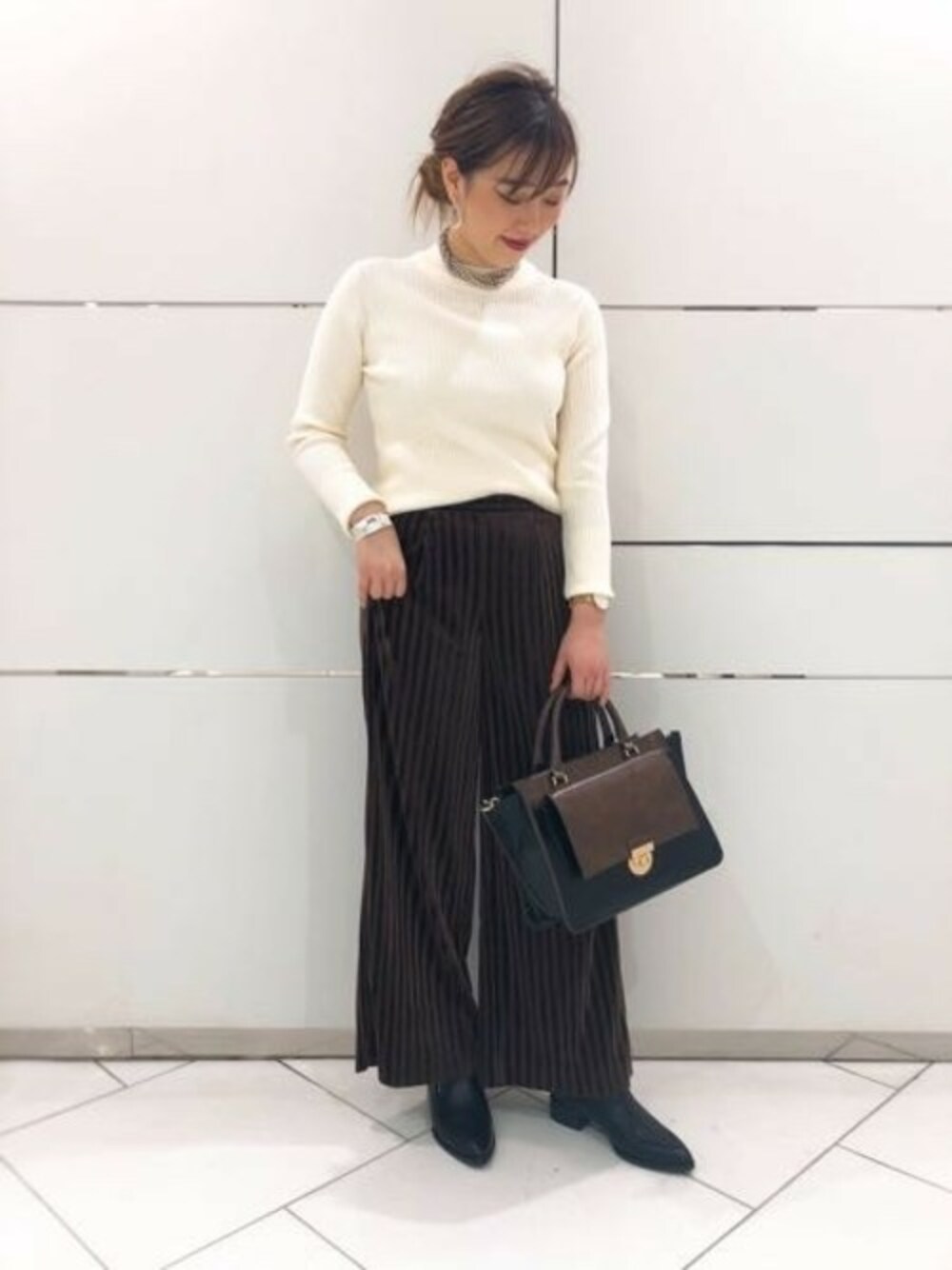「トートバッグ、ブーツ、シンプル、秋のコーデ、JEANASiS、ジーナシス、タートルネック、ワイドパンツ、ベロア」｜「JEANASISのロールネックタイトLS/808842（Tシャツ/カットソー、ホワイト系）」を使った、JEANASIS 和歌山ミオ店STAFFさん（レディース・160cm）の秋コーディネートの1枚目の写真
