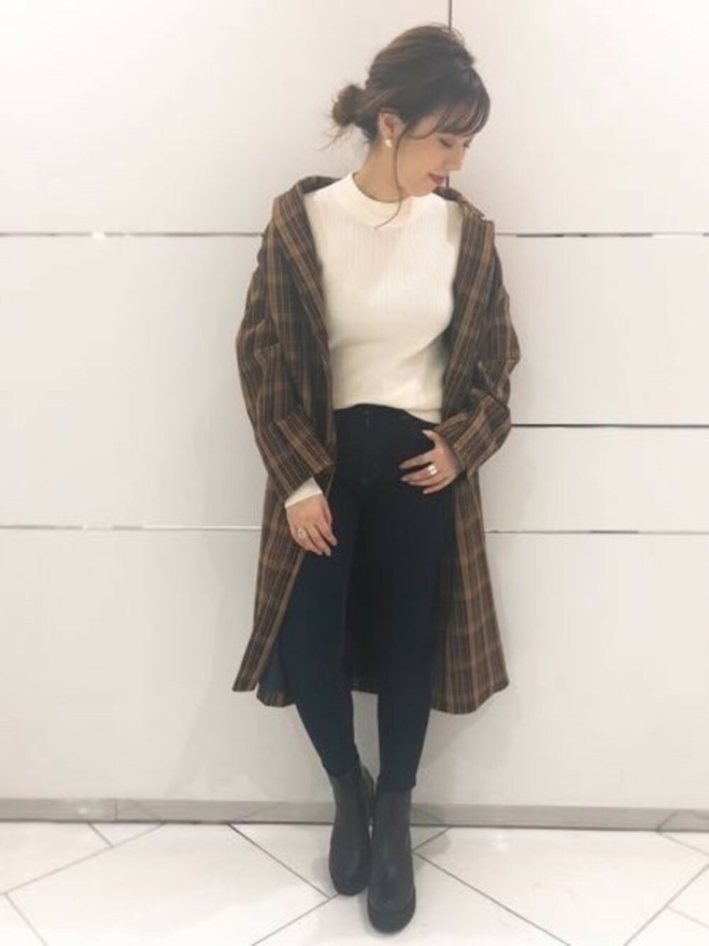 「ニット、ビッグシルエット、ベーシック、チェスターコート、秋のコーデ、JEANASiS、チェック柄、ジーナシス、スキニーデニム」｜「JEANASISのチェックBIGチェスターコート/814870（チェスターコート、ブラウン系）」を使った、JEANASIS 和歌山ミオ店STAFFさん（レディース・160cm）の秋コーディネートの1枚目の写真