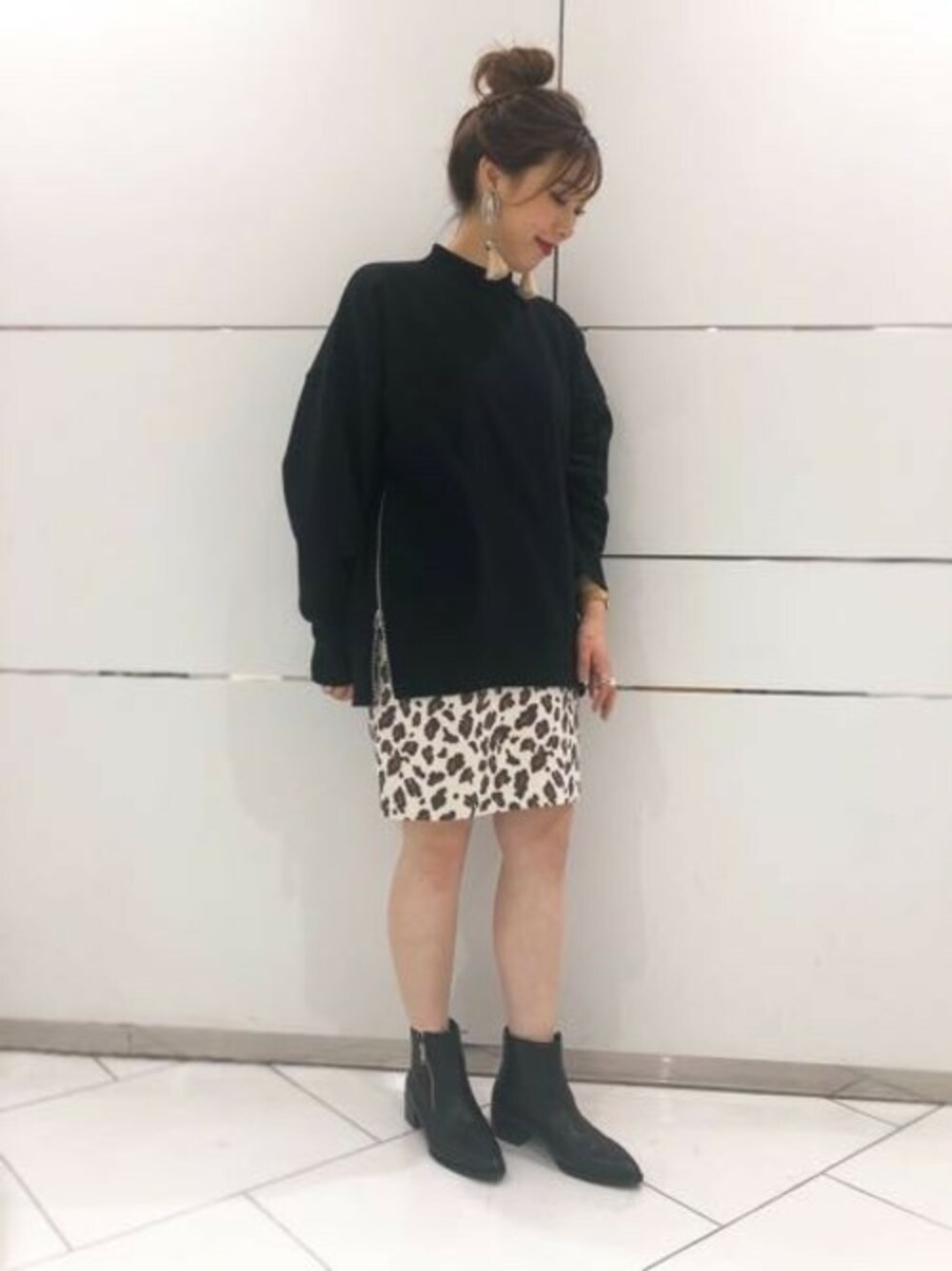 「スウェット、カジュアル、レオパード、JEANASiS、ミニスカート、ショートブーツ、ジーナシス、コクーンスカート、デザイントップス」｜「JEANASISのサイドZIPコクーンプルオーバー/817586（スウェット、ブラック系）」を使った、JEANASIS 和歌山ミオ店STAFFさん（レディース・160cm）の秋コーディネートの1枚目の写真