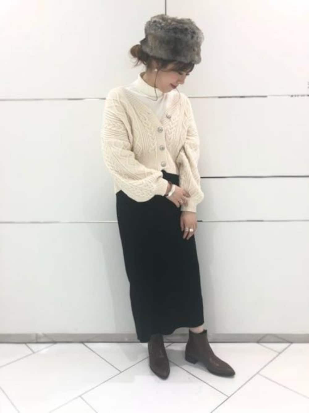 「タイトスカート、ブーツ、ニットカーディガン、ペンシルスカート、JEANASiS、ケーブルニット、ジーナシス、ニットスカート、ファー小物」｜「JEANASISの5Gケーブルショートカーディガン/816029（カーディガン/ボレロ、ホワイト系）」を使った、JEANASIS 和歌山ミオ店STAFFさん（レディース・160cm）の秋コーディネートの1枚目の写真