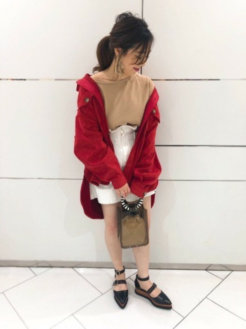 「ショートパンツ、JEANASiS、ハイウエスト、ジーナシス、PVC、春コーデ、ビッグシャツ、クリアバッグ、ビニールバック、BIGシルエット」｜「JEANASISのヌバックライクBIGシャツコート/826215（その他アウター、レッド系）」を使った、JEANASIS 和歌山ミオ店STAFFさん（レディース・160cm）の冬コーディネートの1枚目の写真