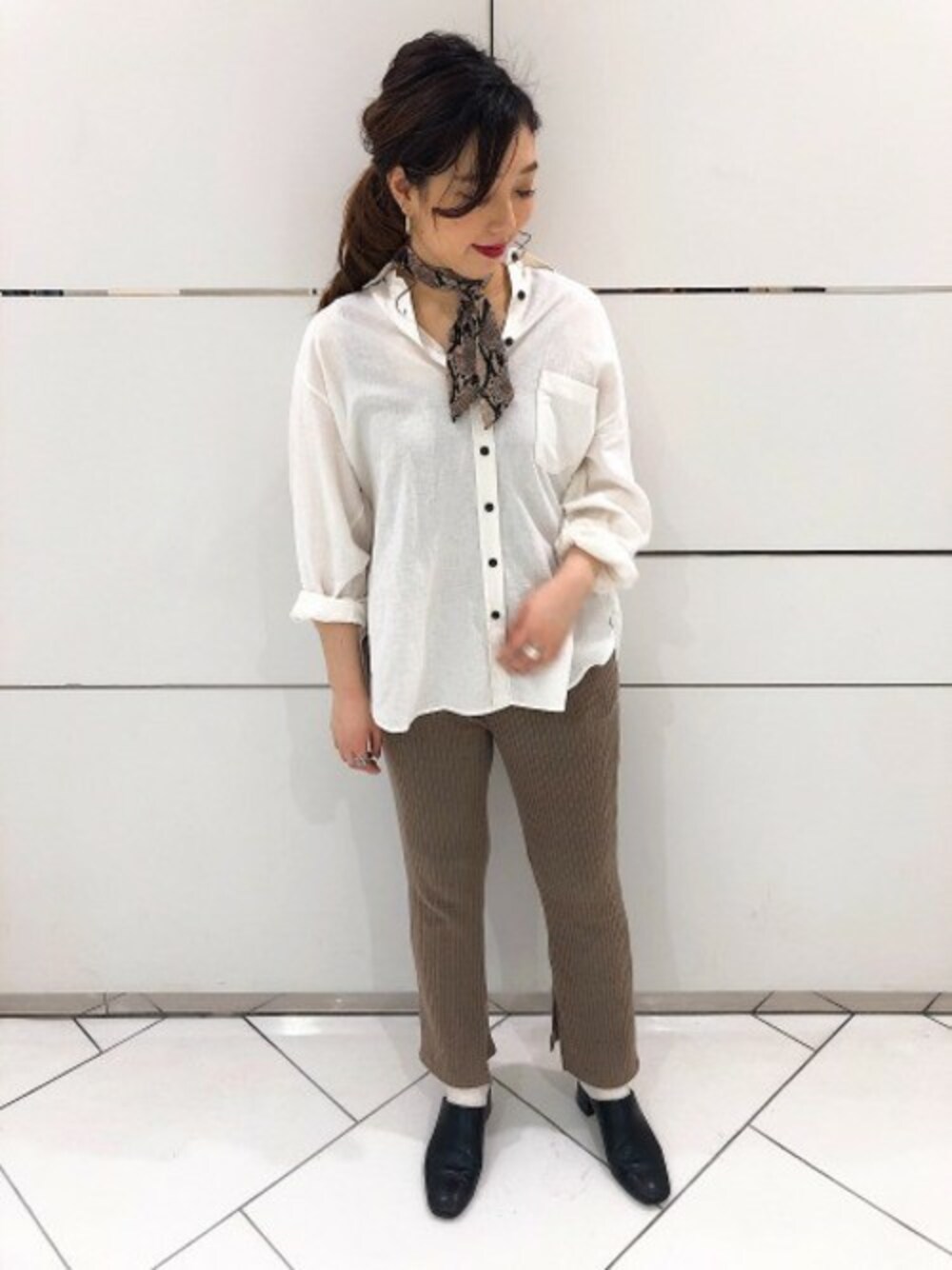 「リブパンツ、JEANASiS、ジーナシス、スカーフ、パイソン柄、ベージュコーデ、春コーデ、ビッグシャツ、リネンシャツ、スカーフアレンジ」｜「JEANASISのレーヨンリネンシャツLS/832680（シャツ/ブラウス、ホワイト系）」を使った、JEANASIS 和歌山ミオ店STAFFさん（レディース・160cm）の春コーディネートの1枚目の写真