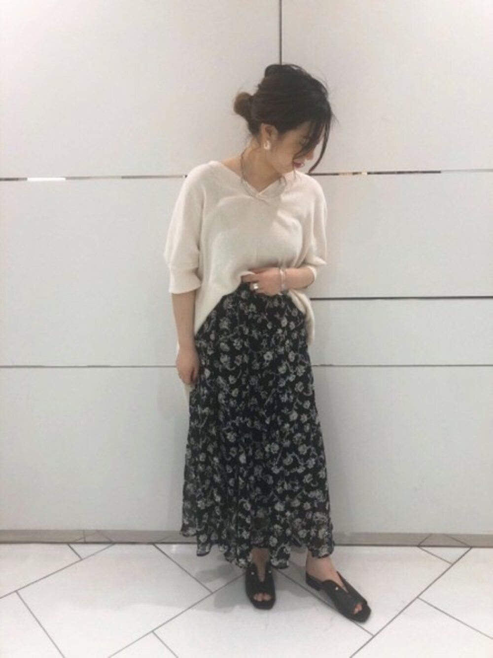 「JEANASiS、ジーナシス、ロングスカート、Vネックニット、ドルマンニット、夏コーデ、花柄ロングスカート、スリットニット、シアースカート、スリッパサンダル」｜「JEANASISの14GドルマンVネックニット/832966（ニット/セーター、ホワイト系）」を使った、JEANASIS 和歌山ミオ店STAFFさん（レディース・160cm）の春コーディネートの1枚目の写真