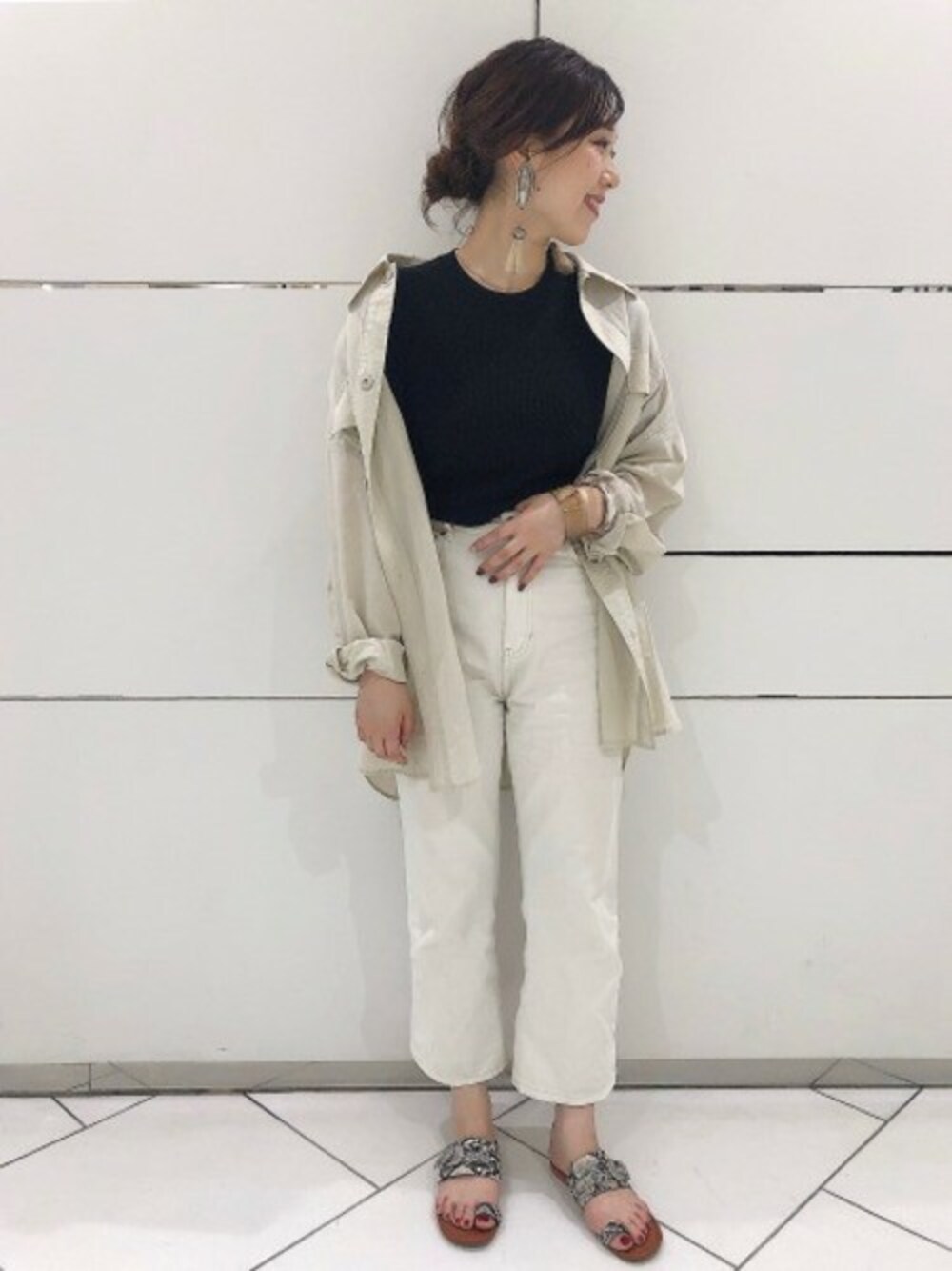 「ワントーンコーデ、JEANASiS、ジーナシス、フレアパンツ、夏コーデ、ビッグシャツ、シャツコーデ、フラットサンダル、パイソン柄サンダル」｜「JEANASISのコットンリネンCPOシャツ/841659（シャツ/ブラウス、ベージュ系）」を使った、JEANASIS 和歌山ミオ店STAFFさん（レディース・160cm）の夏コーディネートの1枚目の写真