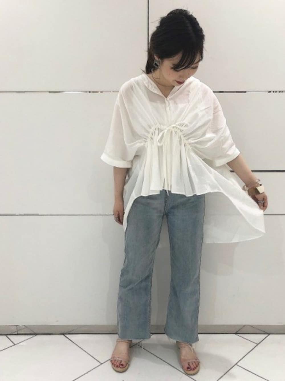 「ブラックコーデ、JEANASiS、ジーナシス、デニムパンツ、ぺプラムトップス、夏コーデ、甘辛mix、デザイントップス、ホワイト×デニム、淡色デニム」｜「JEANASISのウエストドロストシャツSS/842774（シャツ/ブラウス、ホワイト系）」を使った、JEANASIS 和歌山ミオ店STAFFさん（レディース・160cm）の夏コーディネートの1枚目の写真