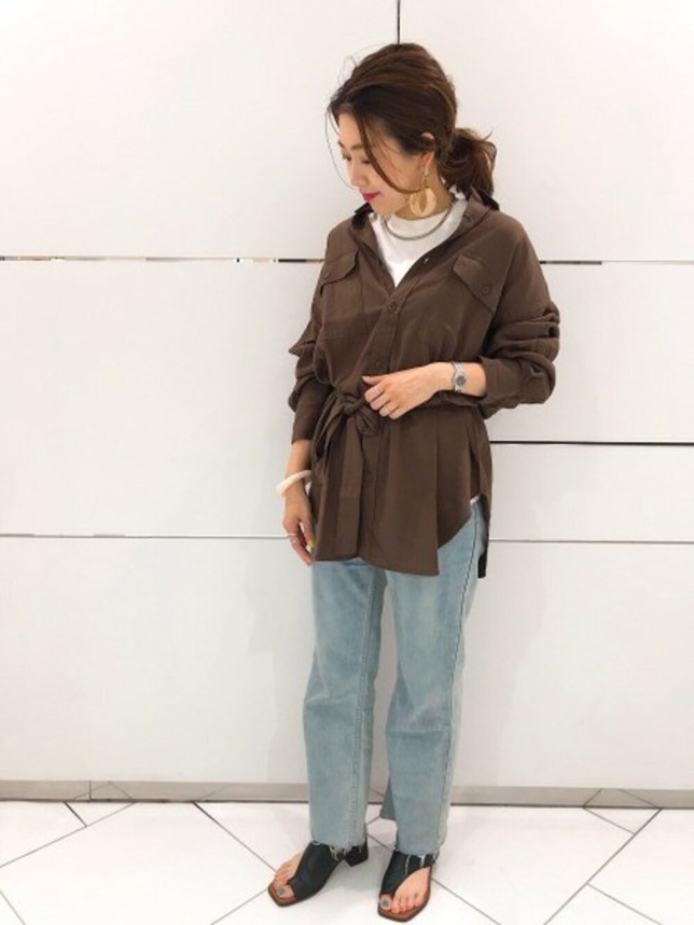 「JEANASiS、ジーナシス、メンズライク、デニムパンツ、リネン、ビッグシャツ、リネンシャツ、カジュアルコーデ、ルーズシルエット、晩夏」｜「JEANASISのベルトツキリネンミリタリーシャツ/846988（シャツ/ブラウス、ブラウン系）」を使った、JEANASIS 和歌山ミオ店STAFFさん（レディース・160cm）の夏コーディネートの1枚目の写真