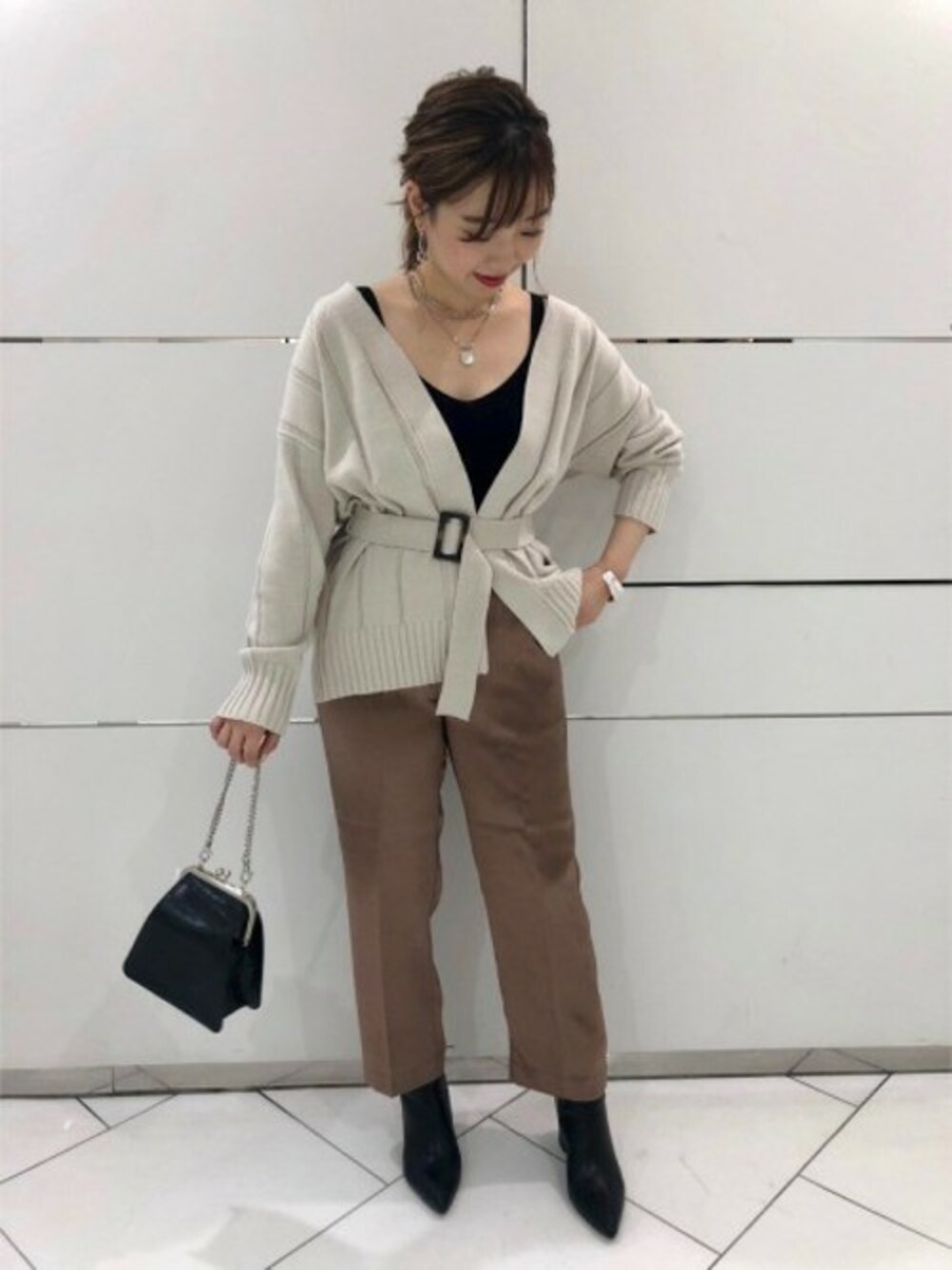 「カーディガン、JEANASiS、ジーナシス、サテンパンツ、ポインテッドトゥ、ベージュコーデ、がま口バッグ、ニットキャミソール、秋コーデ」｜「JEANASISの7Gワイドリブカーディガン/856971（カーディガン/ボレロ、ベージュ系）」を使った、JEANASIS 和歌山ミオ店STAFFさん（レディース・160cm）の秋コーディネートの1枚目の写真