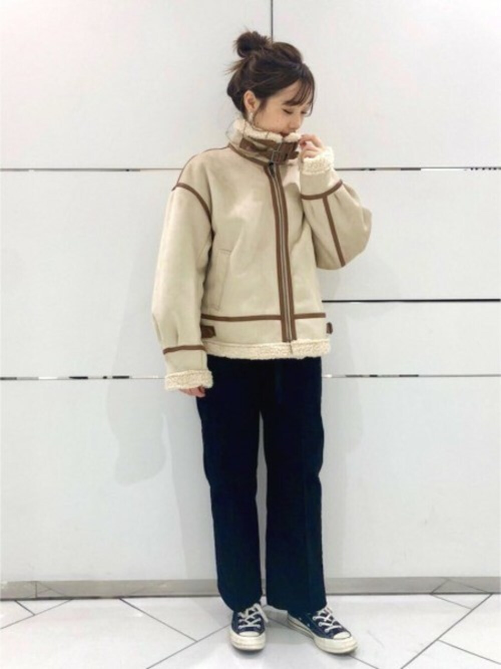 「converse、JEANASiS、冬コーデ、ジーナシス、スニーカーコーデ、ベージュ×ブラック、B-3、ボアブルゾン、ベージュブルゾン」｜「JEANASISのB-3ボアジャケット/859268（ブルゾン、ベージュ系）」を使った、JEANASIS 和歌山ミオ店STAFFさん（レディース・160cm）の秋コーディネートの1枚目の写真