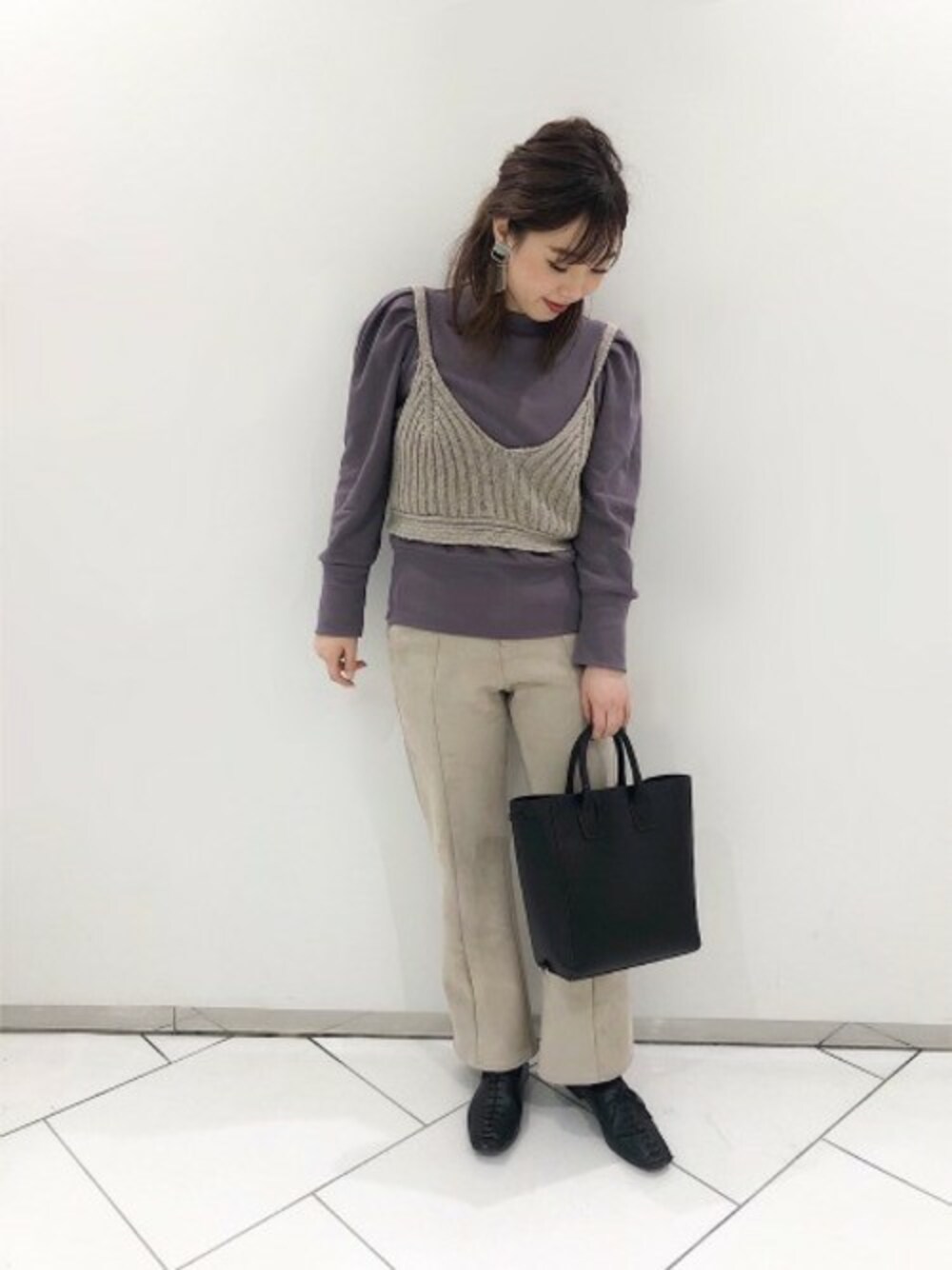「レイヤード、JEANASiS、レイヤードスタイル、ジーナシス、フレアパンツ、シンプルコーデ、春コーデ、カジュアルコーデ、ニットビスチェ」｜「JEANASISのキョウネンパワショルプルオーバー/874306（Tシャツ/カットソー、パープル系）」を使った、JEANASIS 和歌山ミオ店STAFFさん（レディース・160cm）の春コーディネートの1枚目の写真