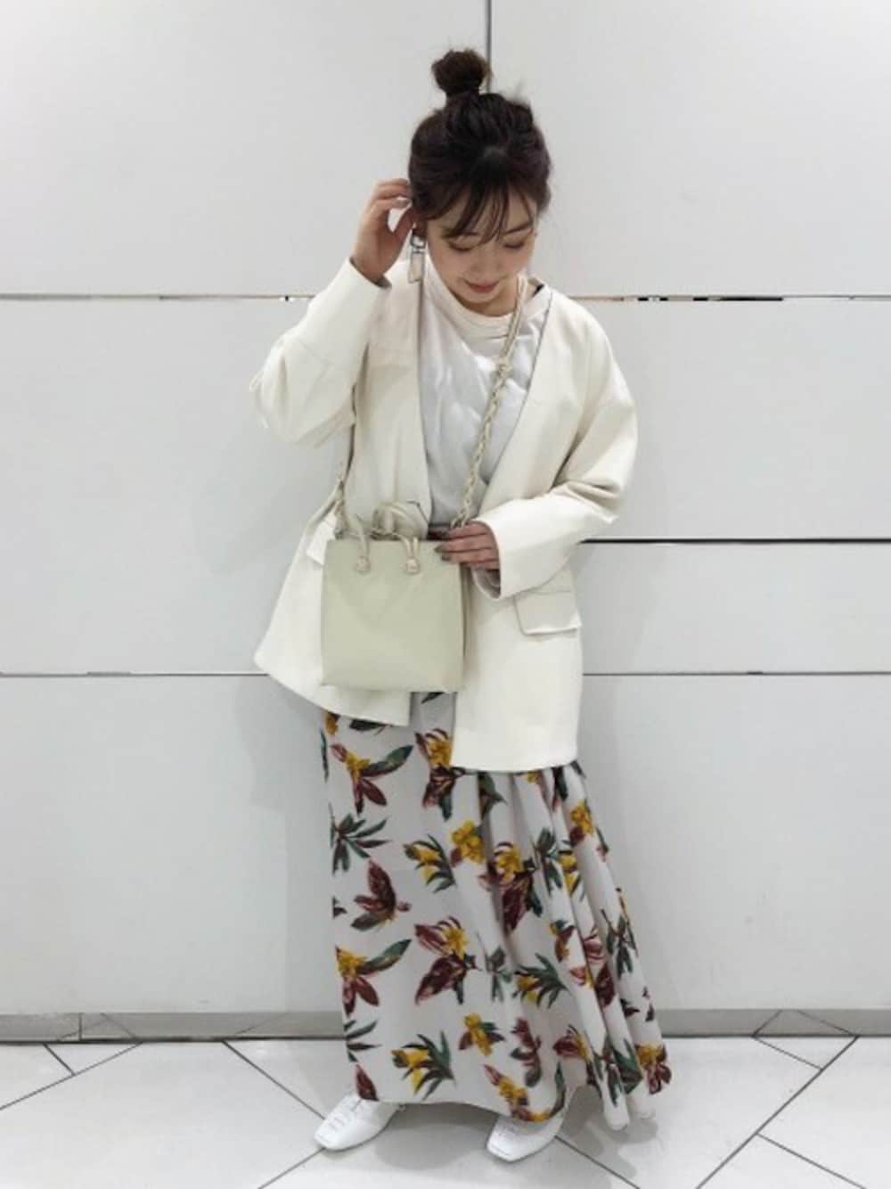 「フレアスカート、レザー、レザージャケット、ワントーンコーデ、花柄、JEANASiS、ジーナシス、春コーデ、花柄スカート、きれい目コーデ」｜「JEANASISのBASICロンT/865751（Tシャツ/カットソー、ホワイト系）」を使った、JEANASIS 和歌山ミオ店STAFFさん（レディース・160cm）の春コーディネートの1枚目の写真