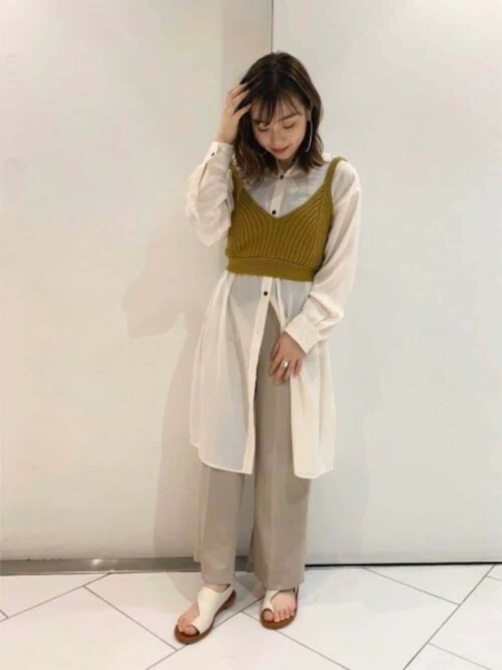「白シャツ、JEANASiS、レイヤードスタイル、ジーナシス、ビスチェ、ストレートパンツ、春コーデ、シャツスタイル、カジュアルコーデ、リネンパンツ」｜「JEANASISの5GアサコンレースUPビスチェ/885910（ベスト、イエロー系）」を使った、JEANASIS 和歌山ミオ店STAFFさん（レディース・160cm）の春コーディネートの1枚目の写真