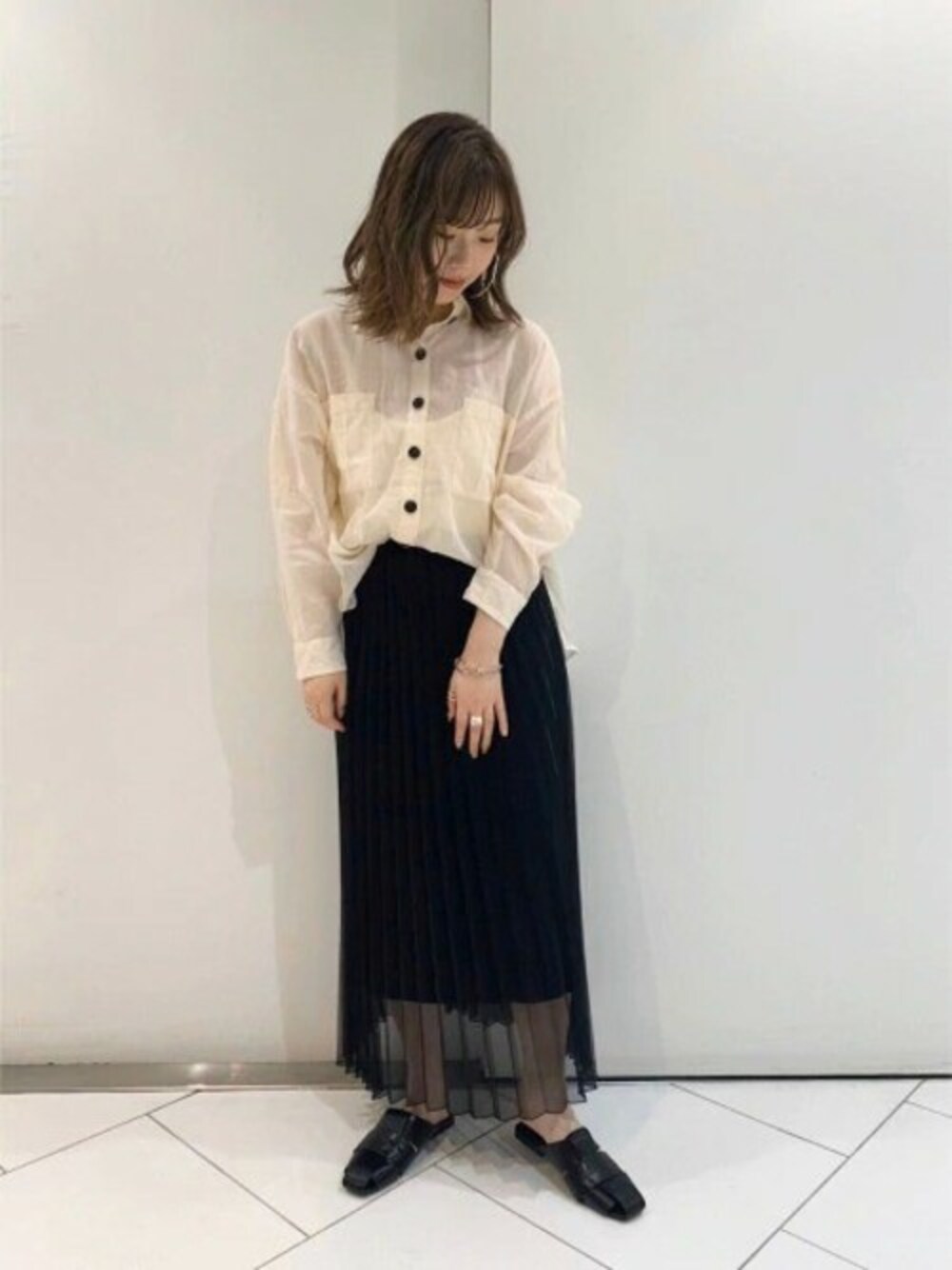 「スカート、JEANASiS、ジーナシス、プリーツスカート、シンプルコーデ、春コーデ、シャツスタイル、シアーシャツ、モノトーンコーデ、カジュアルコーデ」｜「JEANASISのシアーポケットシャツジャケット/887017（シャツ/ブラウス、ホワイト系）」を使った、JEANASIS 和歌山ミオ店STAFFさん（レディース・160cm）の春コーディネートの1枚目の写真