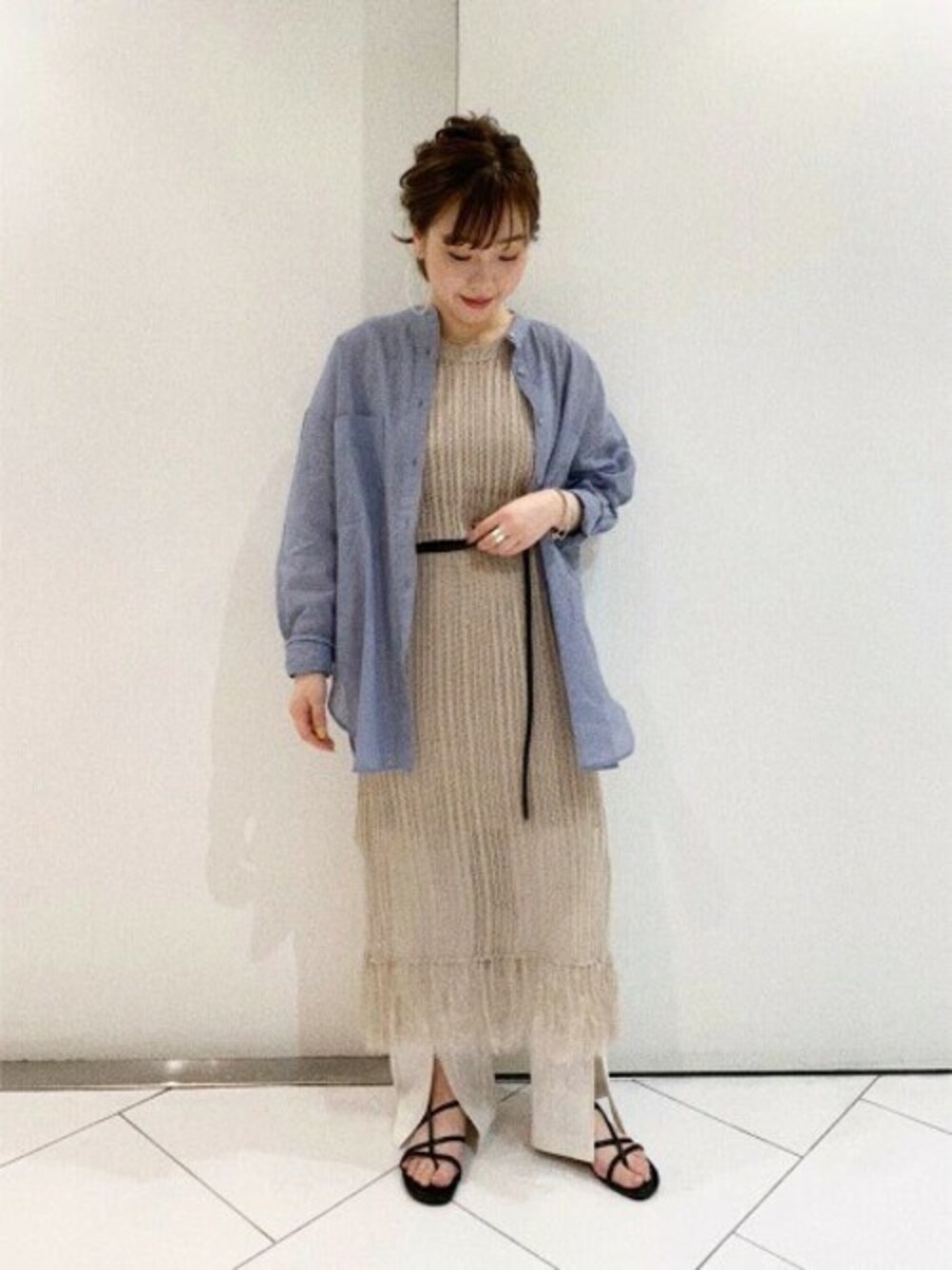 「ワンピース、JEANASiS、ニットワンピース、ジーナシス、サンダル、シンプルコーデ、春コーデ、シャツスタイル、カジュアルコーデ、ゆるコーデ」｜「JEANASISのスカシニットワンピース/880667（ワンピース、ホワイト系）」を使った、JEANASIS 和歌山ミオ店STAFFさん（レディース・160cm）の春コーディネートの1枚目の写真