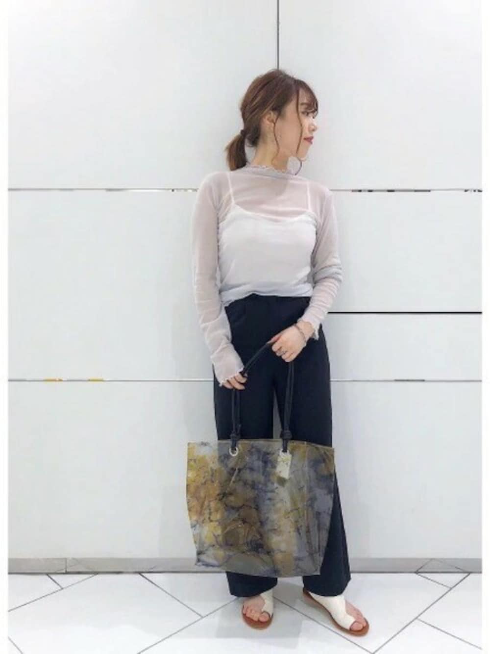 「JEANASiS、ジーナシス、大人カジュアル、サンダル、パンツスタイル、ストレートパンツ、シンプルコーデ、カジュアルコーデ、クリアバッグ、シアートップス」｜「JEANASISのシアーメロープルオーバーLS/886582（Tシャツ/カットソー、グレー系）」を使った、JEANASIS 和歌山ミオ店STAFFさん（レディース・160cm）の夏コーディネートの1枚目の写真