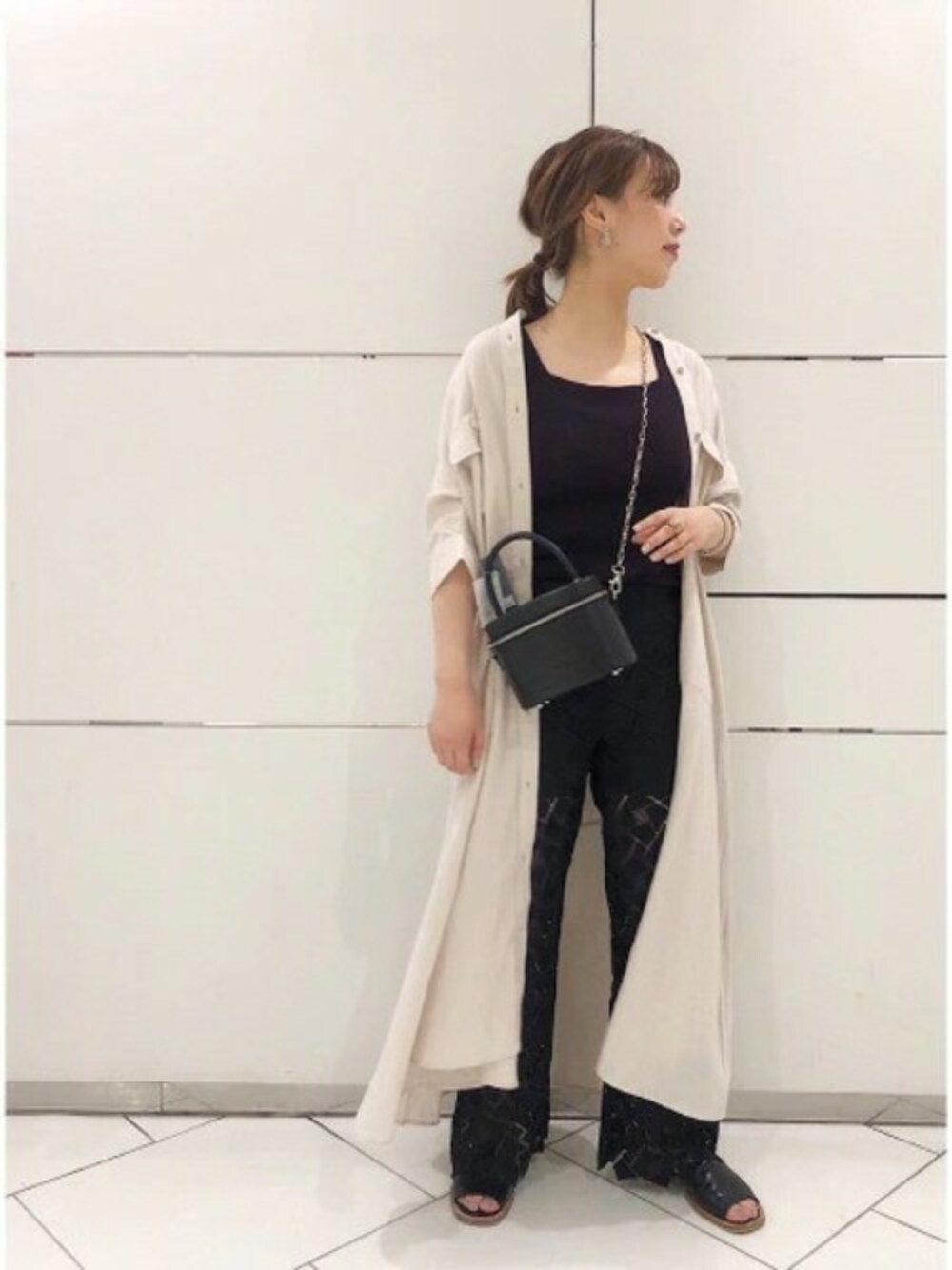 「ワンピース、JEANASiS、シャツワンピース、レース、ジーナシス、シンプルコーデ、モノトーンコーデ、スカラップ、レースパンツ、リネンワンピース」｜「JEANASISのバンドカラーリネンキリカエワンピース/885469（ワンピース、ホワイト系）」を使った、JEANASIS 和歌山ミオ店STAFFさん（レディース・160cm）の夏コーディネートの1枚目の写真