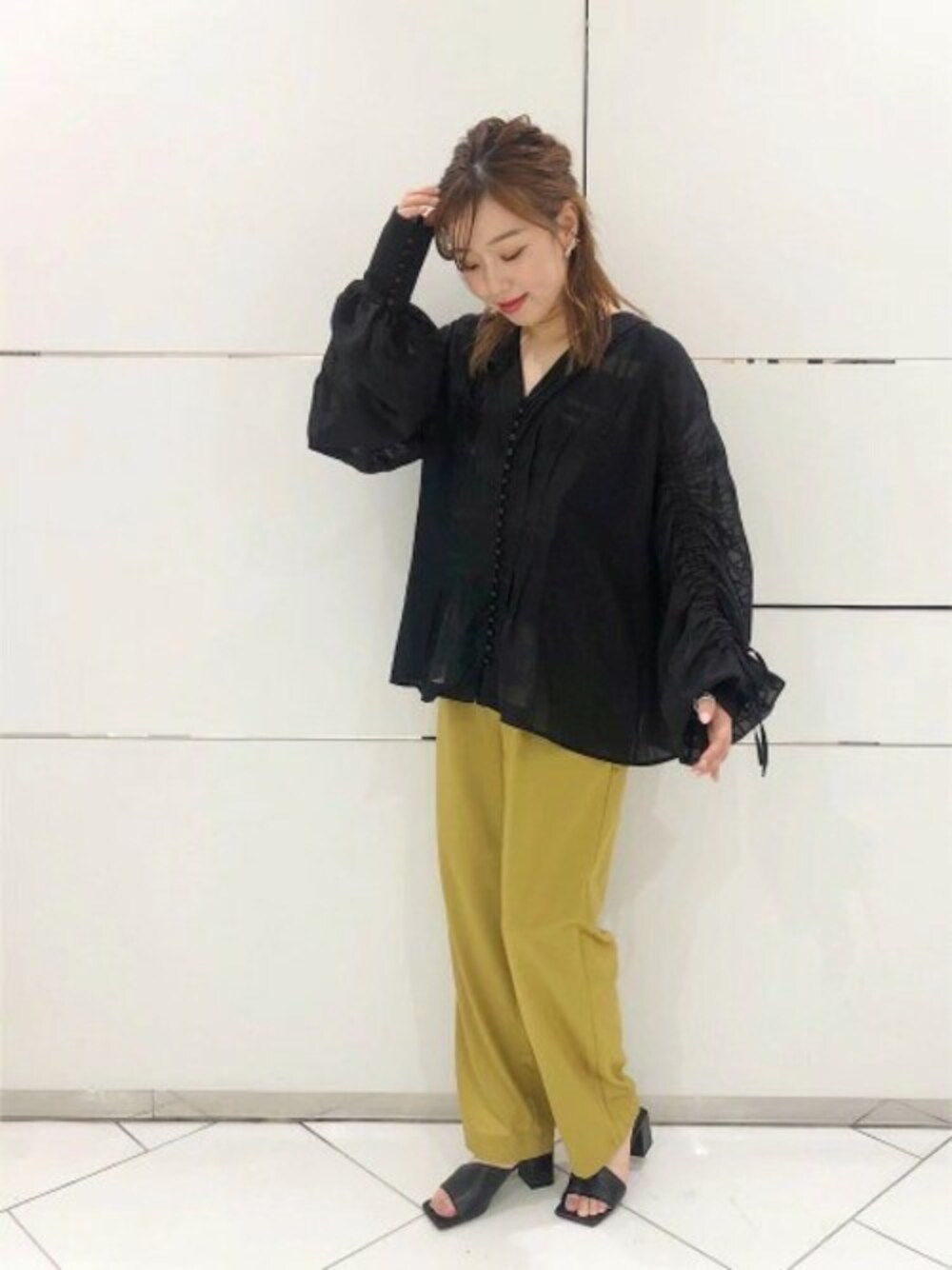 「ブラウス、カラーパンツ、JEANASiS、黄色、ジーナシス、大人カジュアル、サンダル、サテンパンツ、シンプルコーデ、秋コーデ」｜「JEANASISのエンボスサテンドロストパンツ/891788（その他パンツ、イエロー系）」を使った、JEANASIS 和歌山ミオ店STAFFさん（レディース・160cm）の夏コーディネートの1枚目の写真