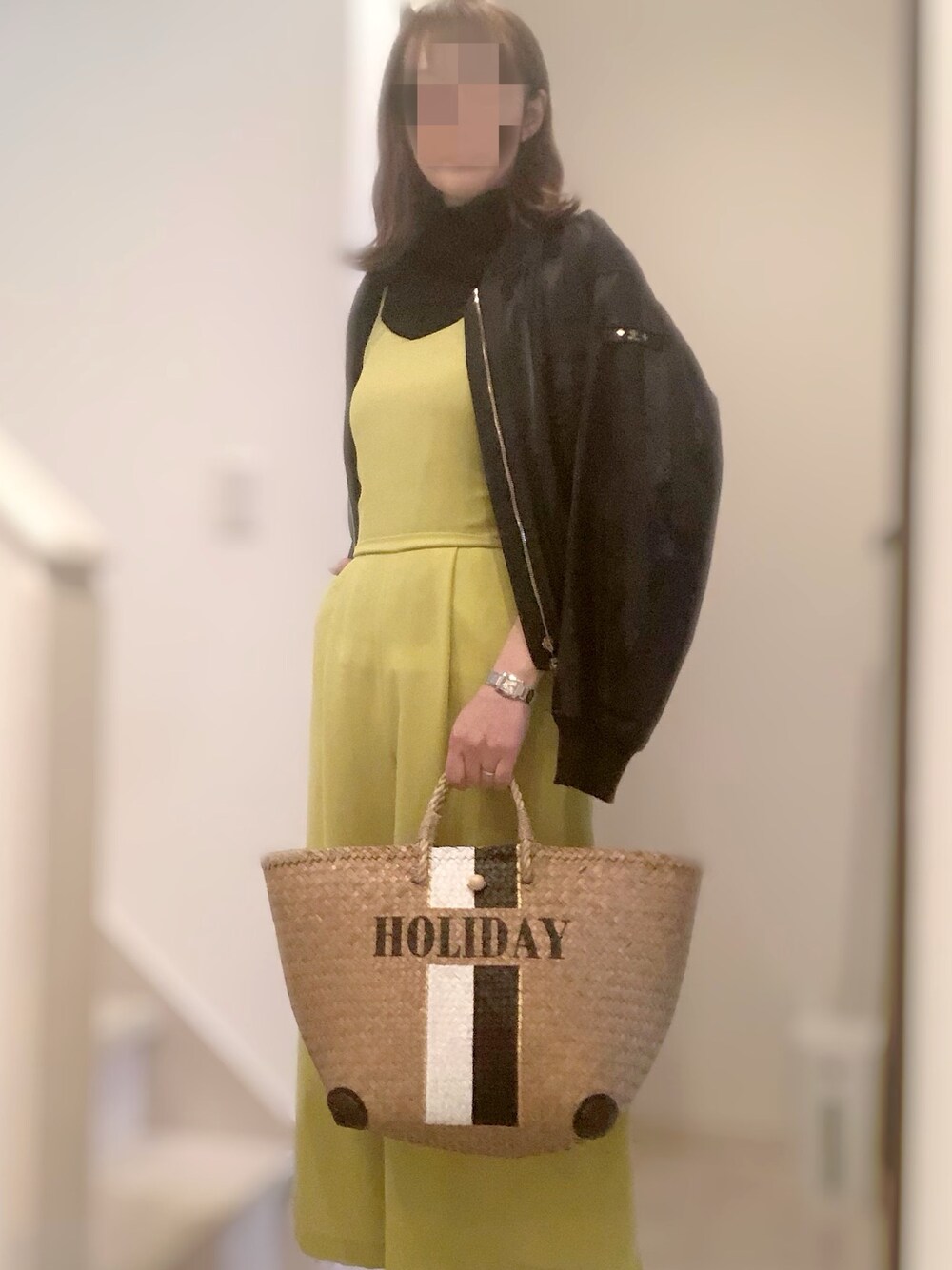 イエロー系のつなぎ/オールインワン、ブルー系のブルゾン、ベージュ系のかごバッグを着用したレディースの春コーディネートの1枚目の写真