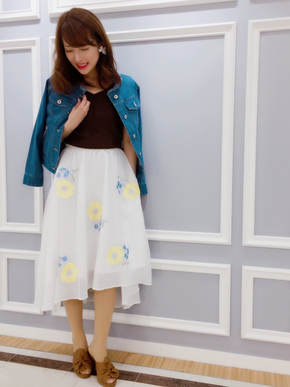 「ウィルセレクション(WILLSELECTION)、willselection、BSTR、刺繍スカート、刺繍、フィッシュテール、フィッシュテールスカート、ジージャン」｜「WILLSELECTIONのノーカラービジューＧジャン（デニムジャケット、ブルー系）」を使った、Sayakaさん（レディース・153cm）の春コーディネートの1枚目の写真
