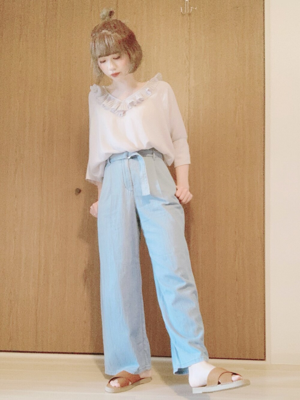 「カジュアルコーデ、シンプルコーデ、休日スタイル、大人カジュアル、夏コーデ、サンダル、おしゃれさんと繋がりたい、お洒落さんとつながりたい、デニムパンツ、GU」｜「mysticの衿フリルVプルオーバー（シャツ/ブラウス、グレー系）」を使った、Kyu◡̈⃝⋆*さん（レディース・165cm）の春コーディネートの1枚目の写真