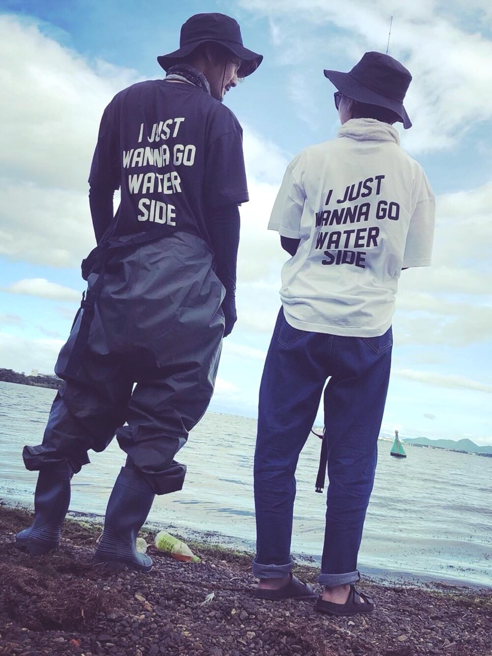 「大人カジュアル、カジュアルコーデ、プチプラ、大人女子、Tシャツ、デニム、アウトドアスタイル、白Tシャツ、バケットハット、カジュアル」｜「bassmaniaのアイテム（Tシャツ/カットソー、ホワイト系）」を使った、Kyu◡̈⃝⋆*さん（レディース・165cm）の秋コーディネートの1枚目の写真