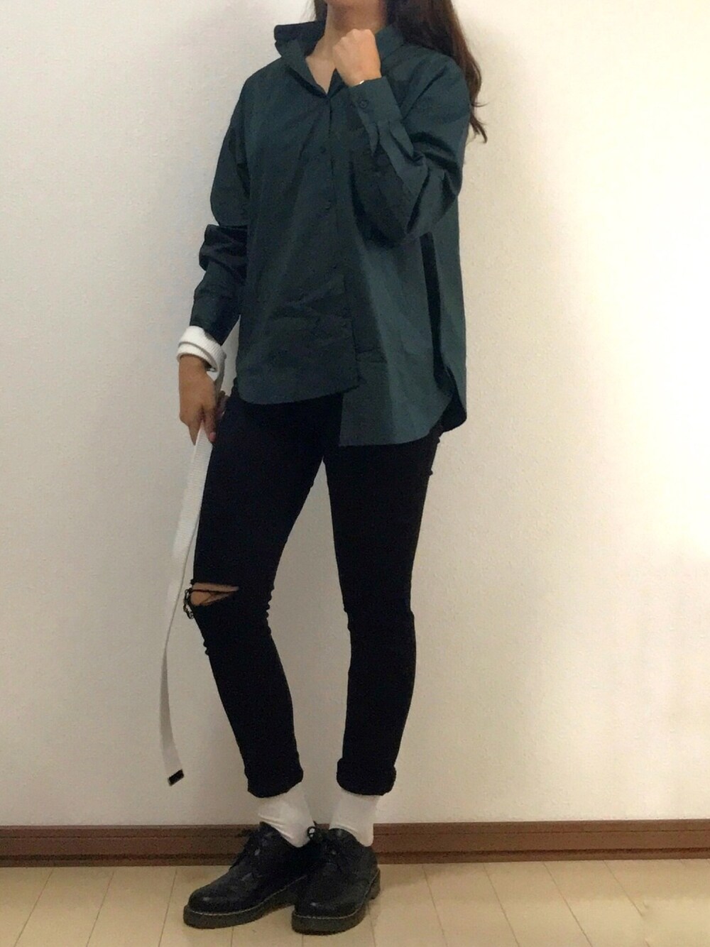 グリーン系のシャツ/ブラウス、ブラック系のパンツ、ブラック系のドレスシューズを着用したレディースの秋コーディネートの1枚目の写真