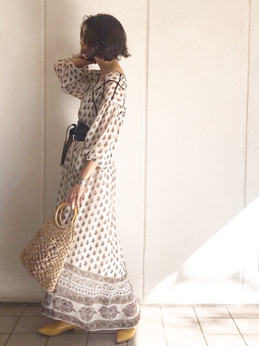 「ootd、シンプル、大人カジュアル、spring、TODAYFUL、LIFEs」｜「TODAYFULのジョーゼットパターンドレス（ワンピース、ベージュ系）」を使った、REIKA YOSHIDAさん（レディース・165cm）の冬コーディネートの1枚目の写真