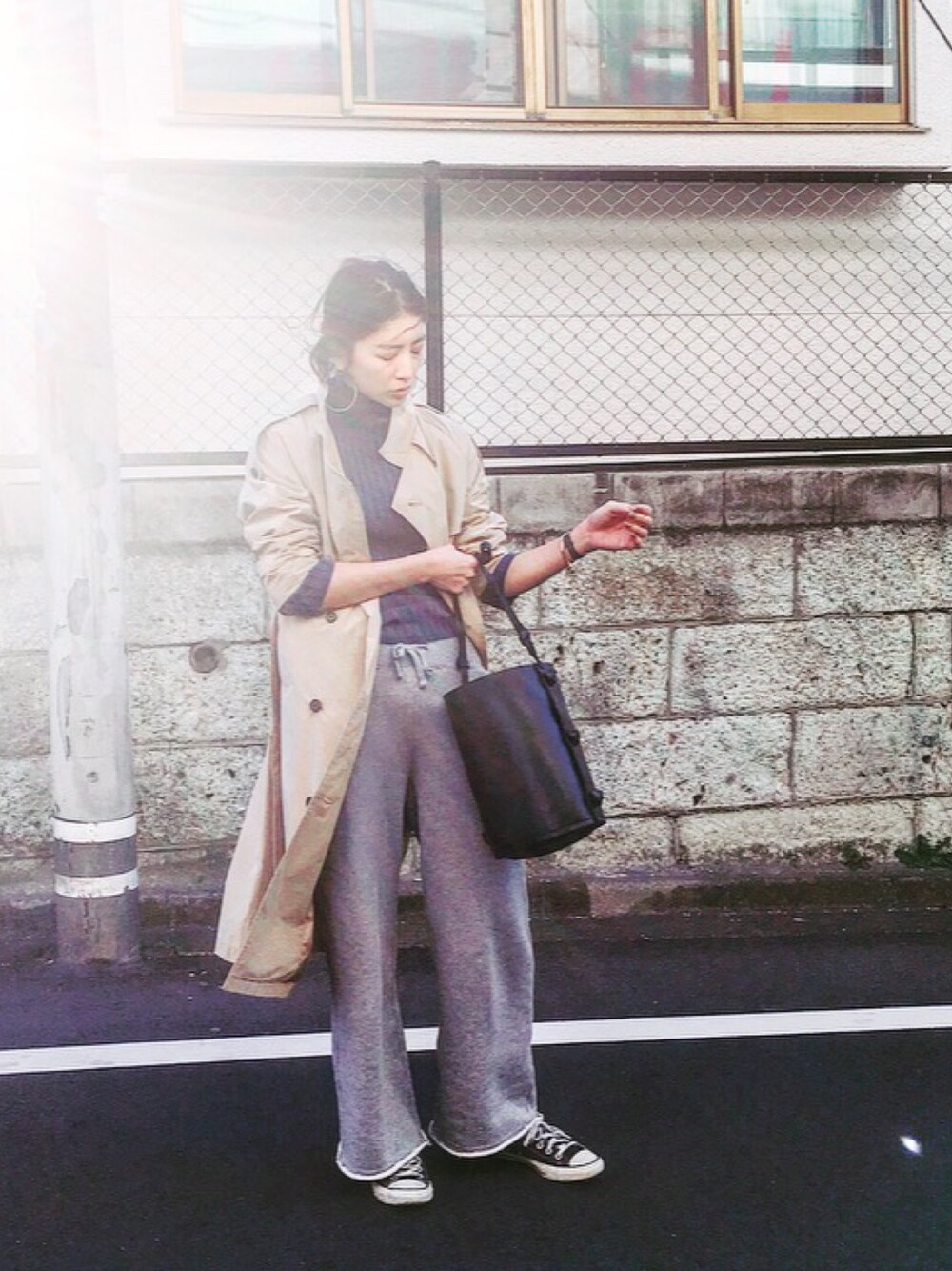 「トレンチコート、シンプル、大人カジュアル、TODAYFUL、LIFEs、スニーカー」｜「TODAYFULのワイドスエットパンツ（その他パンツ、グレー系）」を使った、REIKA YOSHIDAさん（レディース・165cm）の冬コーディネートの1枚目の写真