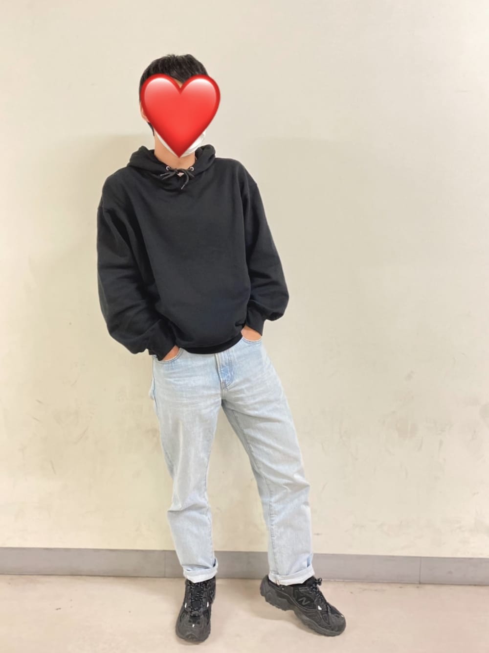 「シンプル、UNIQLO、パーカー、order、秋コーデ、キレイめ、ニューバランス」｜「UNIQLOのレギュラーフィットテーパードパンツ（デニムパンツ、ブルー系）」を使った、YY兄弟さん（メンズ・166cm）の秋コーディネートの1枚目の写真