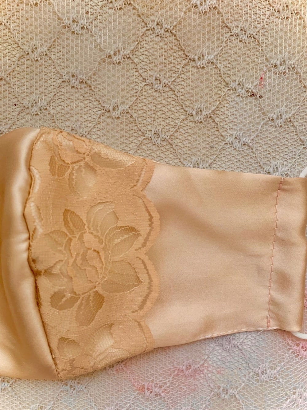 ゴールド系のファッション雑貨を着用したレディースの春コーディネートの1枚目の写真