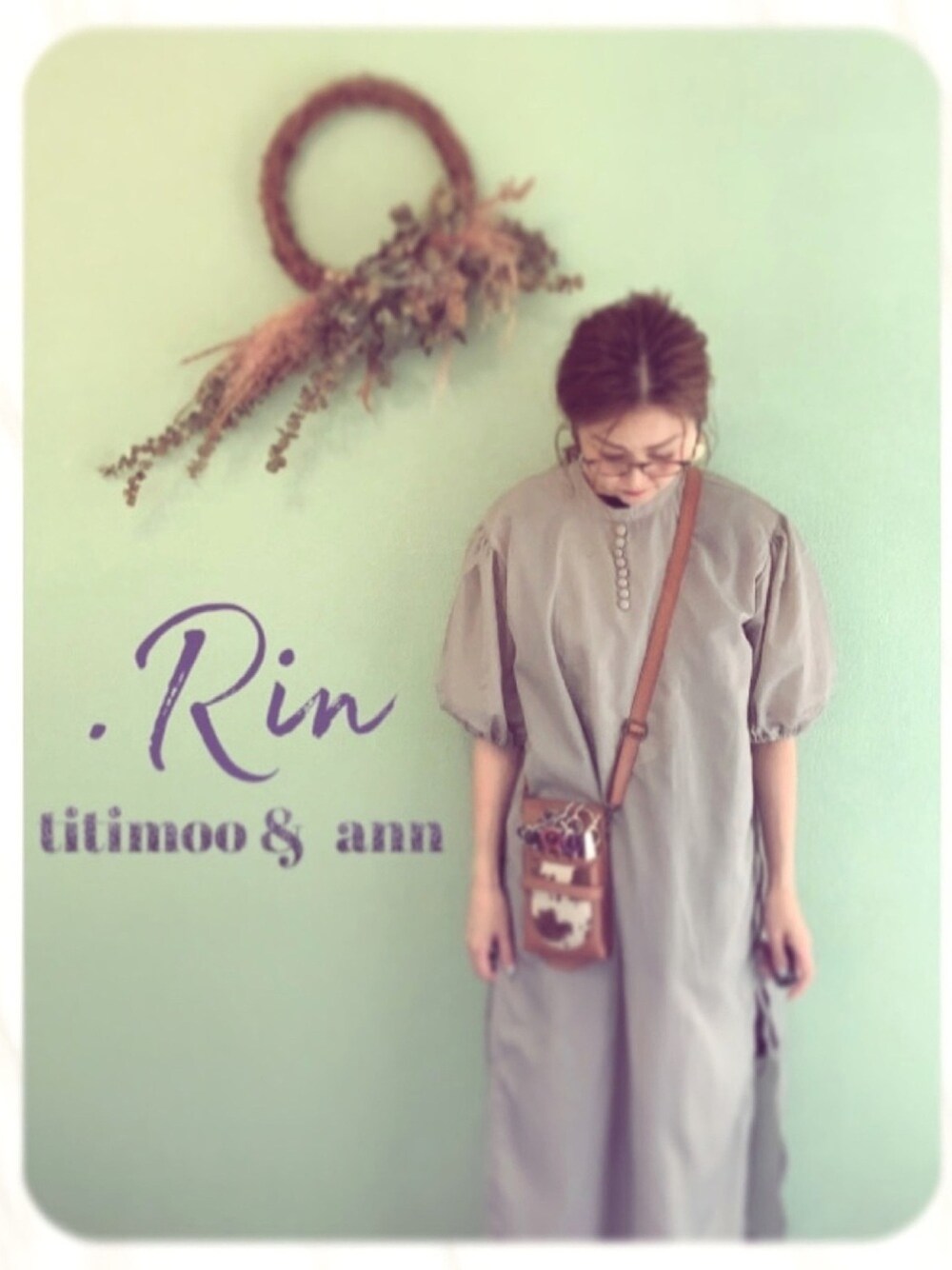 グレー系のレインコート/ポンチョ、グレー系のレインコート/ポンチョを着用したレディースの夏コーディネートの1枚目の写真