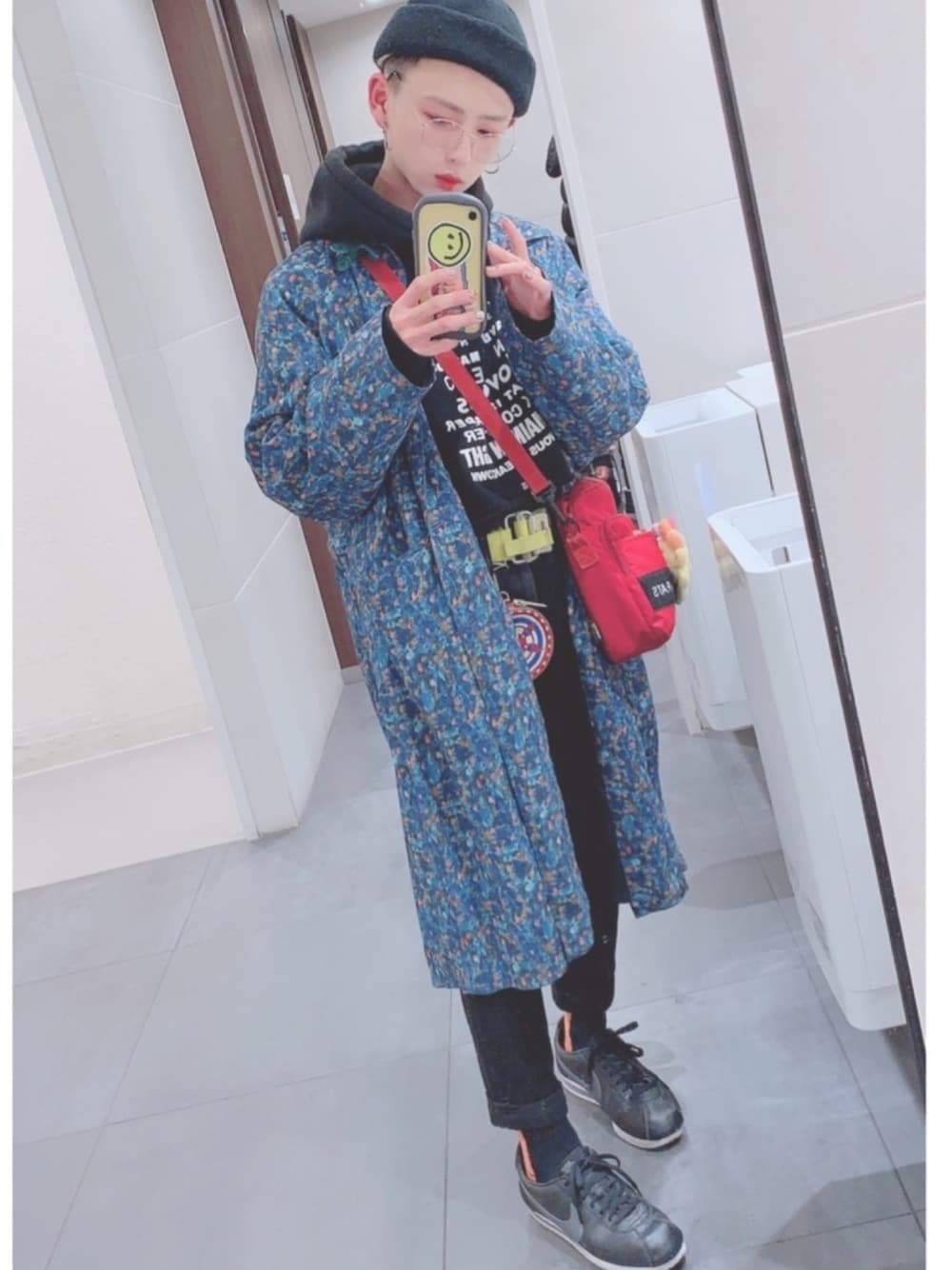「年末WEAR感謝祭、冬コーデ、ootd、きれいめカジュアル、いいね、save、フォローお願いします🤑、秋冬コーデ、黒スキニー、NIKE、HARE、G-DRAGON」｜「HAREのFLOWER ARTステンカラーコート(HARE)（ステンカラーコート、ブルー系）」を使った、快晴(Kaisei)さん（メンズ・163cm）の冬コーディネートの1枚目の写真