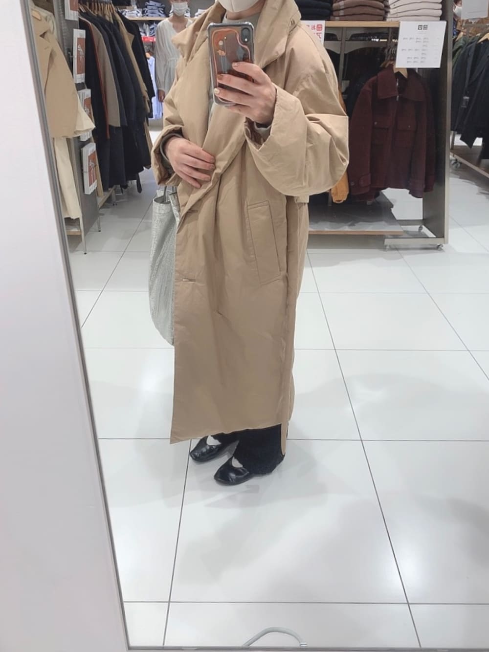 「UNIQLOのアイテム（ダウンジャケット/コート、ベージュ系）」を使った、mojoさん（レディース・157cm）の秋コーディネートの1枚目の写真