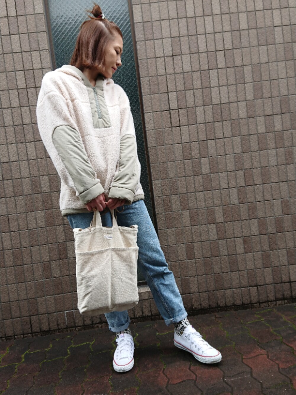 「カンガルーポケット、ボア、KBF、テーパードパンツ、コンバース、カジュアルコーデ、シンプル、ママファッション、ビッグシルエット」｜「Ron Herman
のアイテム（ヘアゴム、レッド系）」を使った、Atさん（レディース・161cm）の春コーディネートの1枚目の写真
