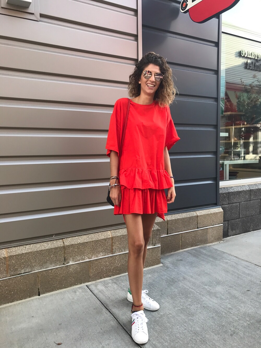 「STYLE、summer、summer outfit、streetstyle、nebraska、fashionstyle」｜「ZARA WOMANのアイテム（ワンピース、レッド系）」を使った、Jassi Shakyaさん（レディース・165cm）の冬コーディネートの1枚目の写真