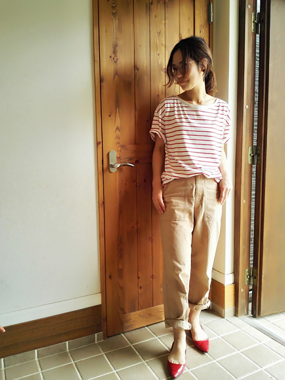その他のTシャツ/カットソー、レッド系のパンプス、ベージュ系のその他パンツを着用したレディースの春コーディネートの1枚目の写真